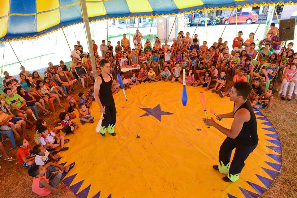 Artistas circenses fazendo uma apresentação