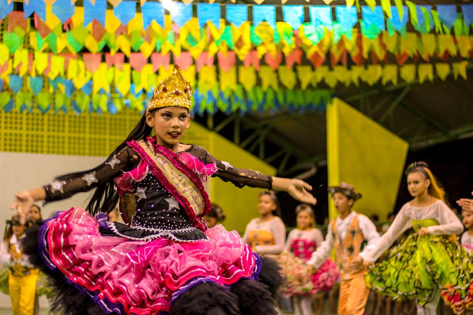 Criança dança em quadrilha junina