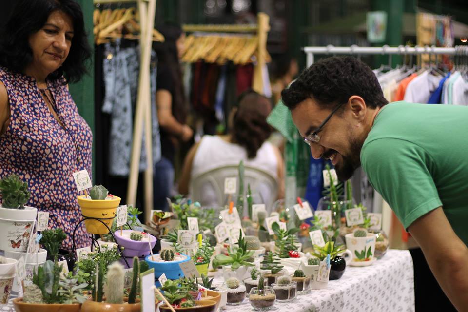 Homem olhando produtos no mercado  coletivo