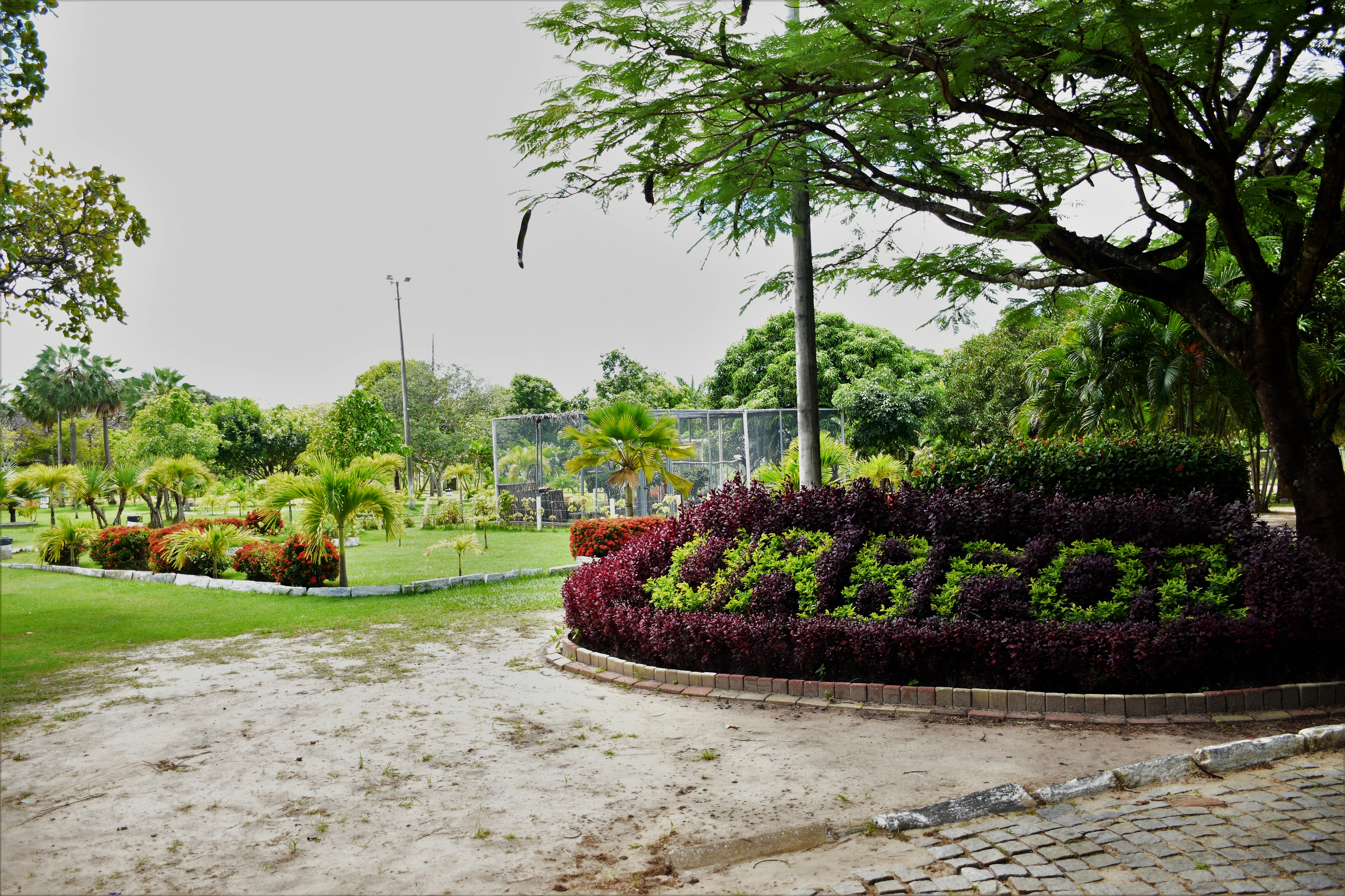 Nome URBFOR em uma das plantas centrais do Zoológico Municipal