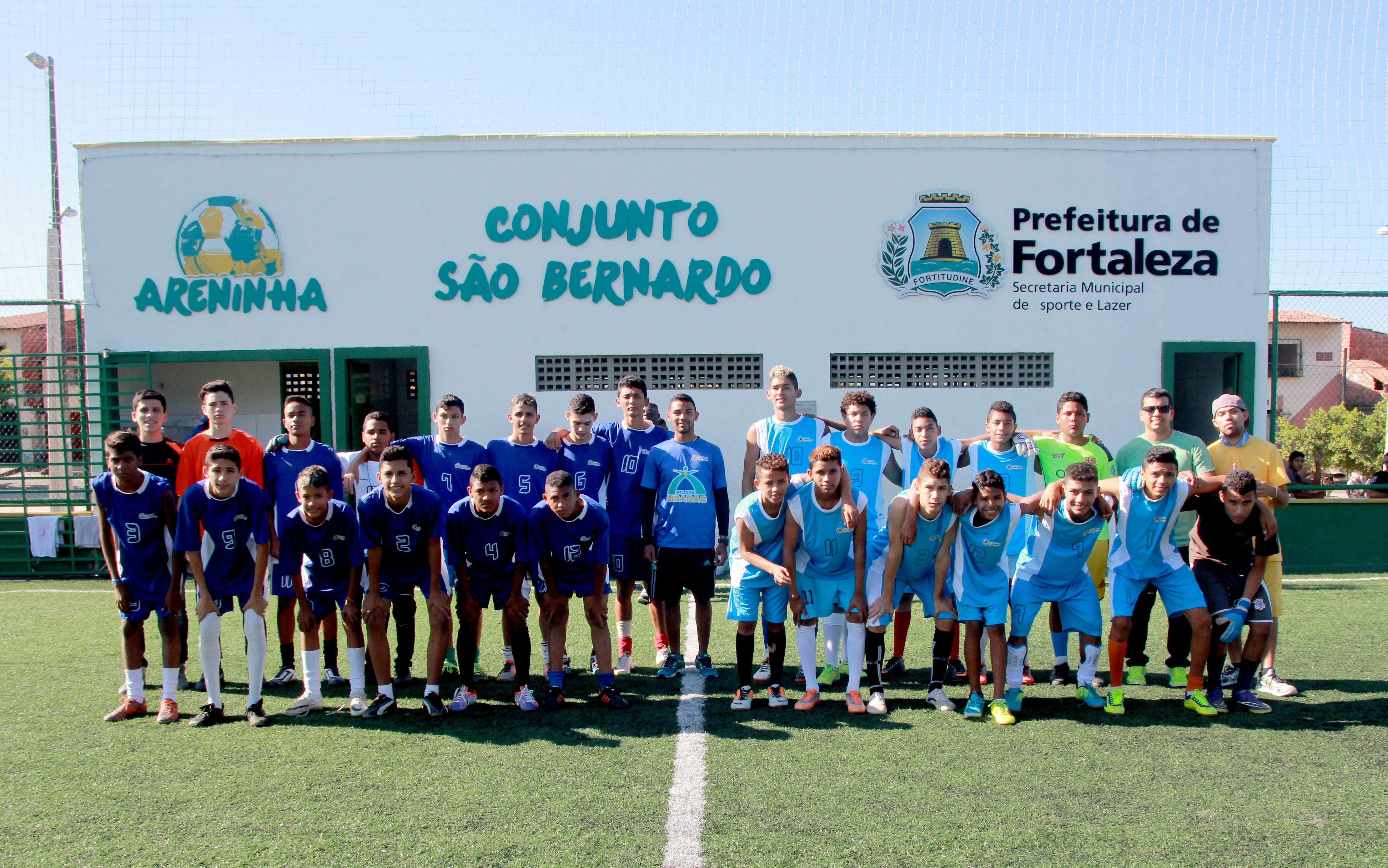 Alunos da rede municipal de ensino divididos em dois times na Areninha São Bernardo