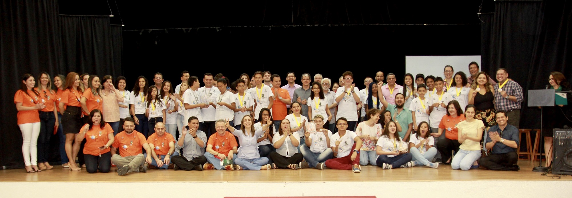 alunos, professores e profissionais da Seara da ciência juntos no encerramento da sétima feira de ciência, cultura e arte de Fortaleza