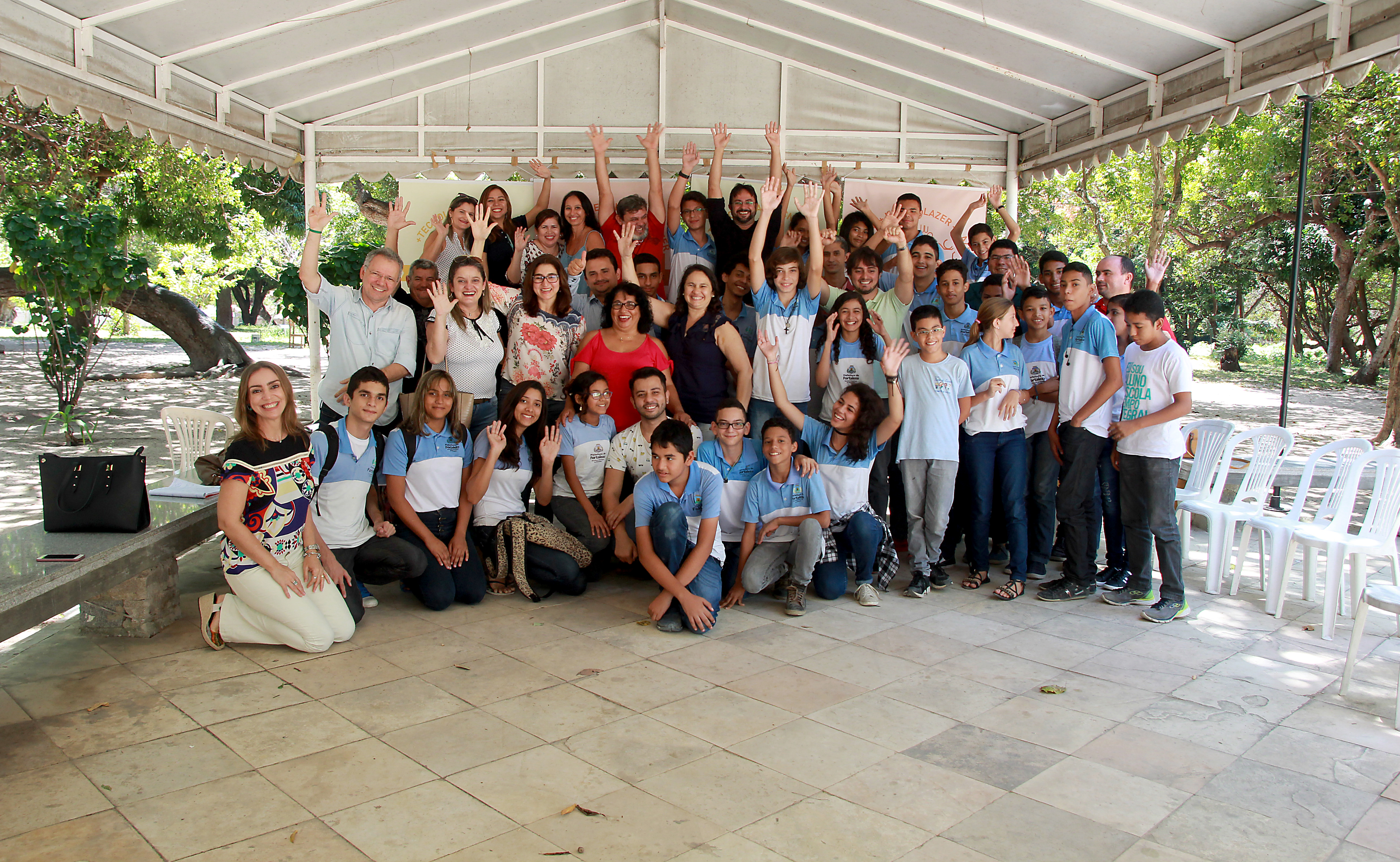 Equipe da Secretaria Municipal da Educação e alunos dos grêmios estudantis de escolas reunidos