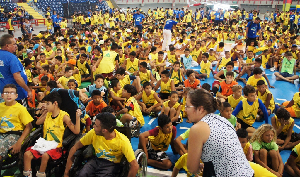 Jovens do Atleta Cidadão em evento no Ginásio Paulo Sarasate