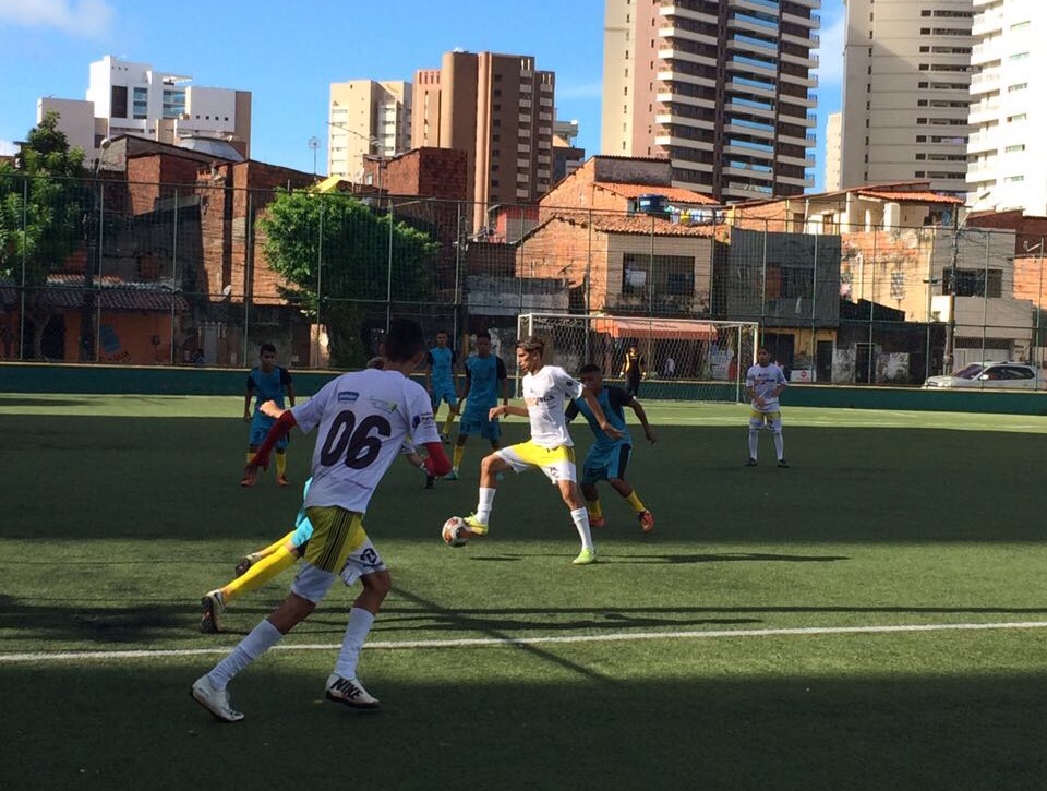 Meninos jogam bola na Areninha do Campo do América