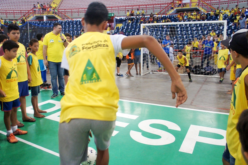 Jovem do Atleta Cidadão chuta bola em evento de futsal