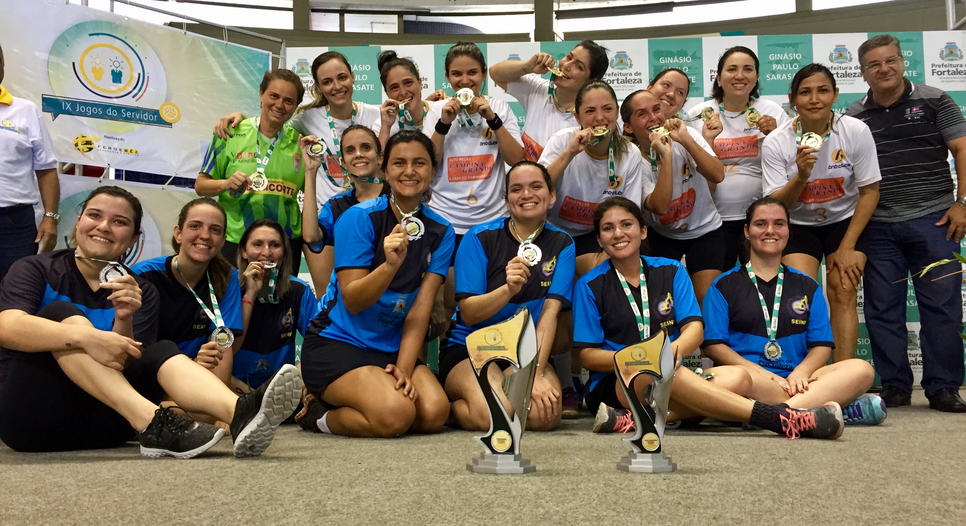 Atletas de handebol posam com suas medalhas