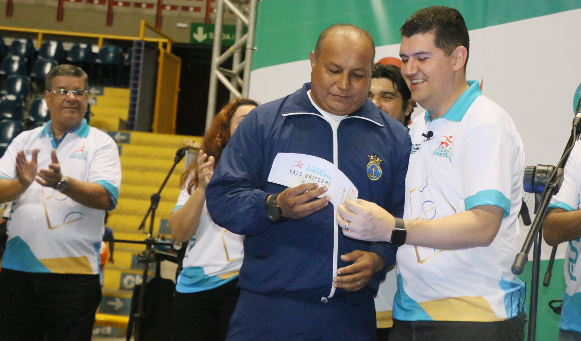 Representante da Escola de Aprendizes Marinheiros do Ceará recebe uniforme em evento no Ginásio Paulo Sarasate