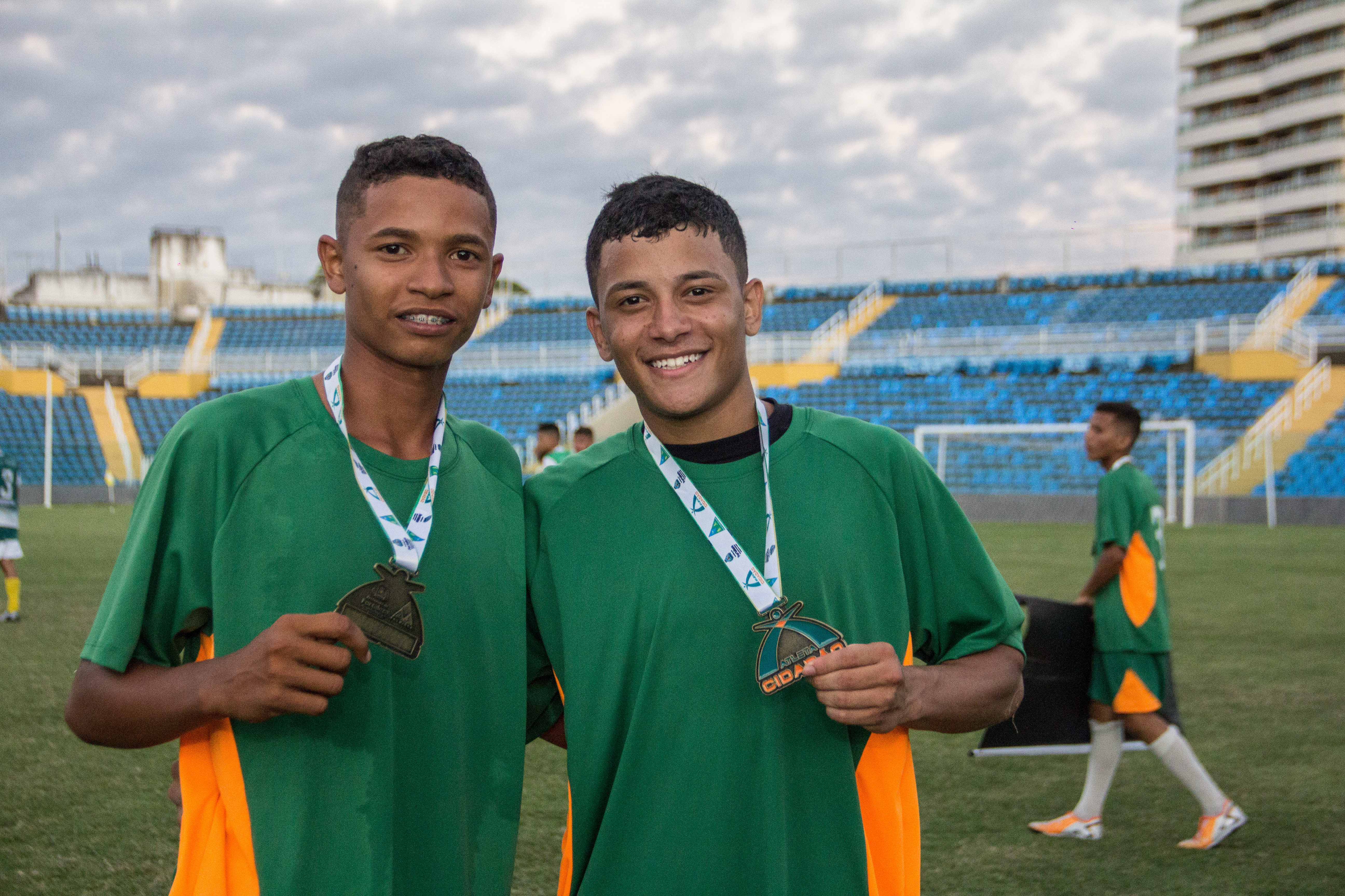 Jogadores do núcleo de futebol do Vila União comemoram o título inédito