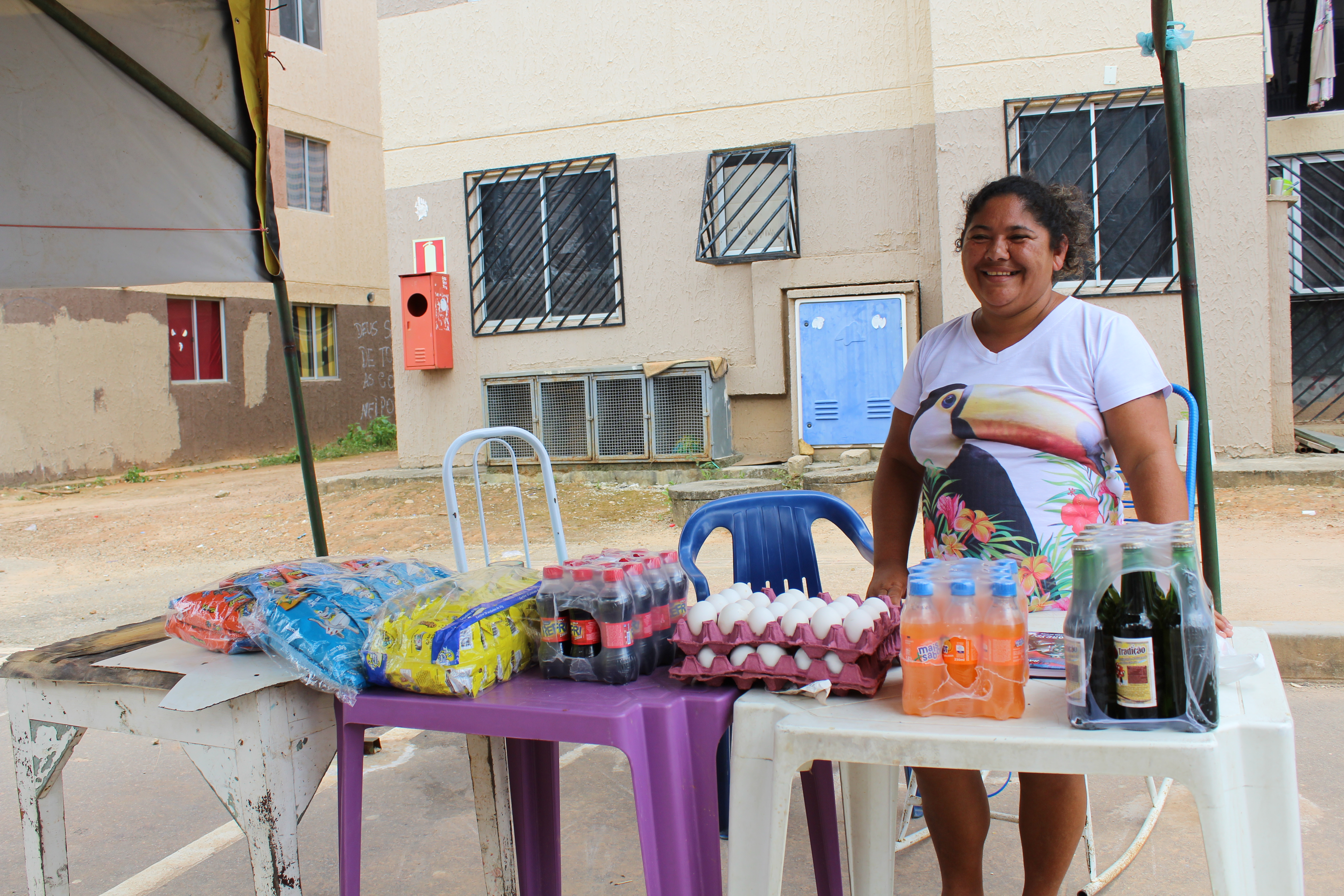 Maria Aparecida divide a barraca com outras pessoas.