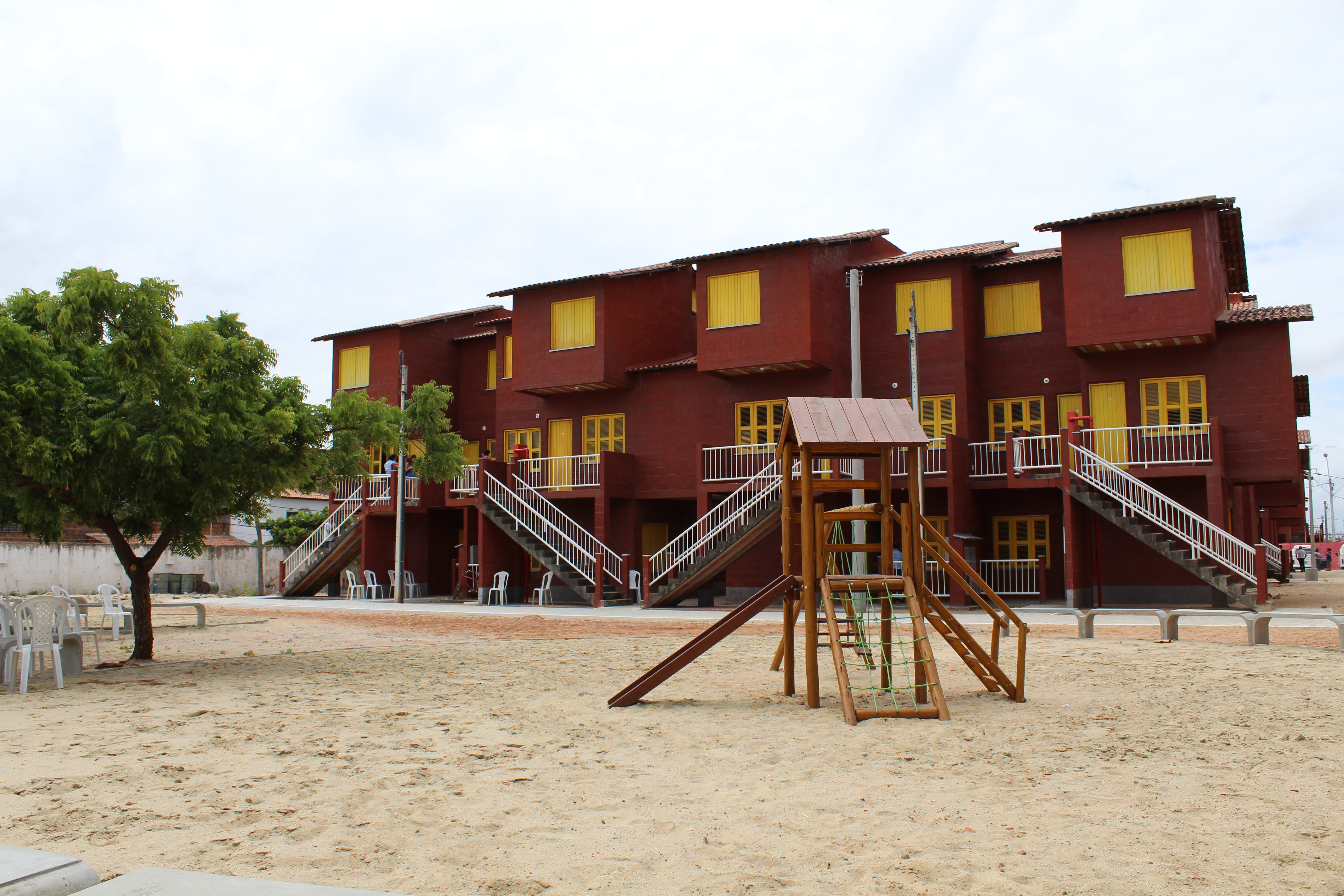 Os apartamentos são de dois quartos, sala, cozinha e banheiro