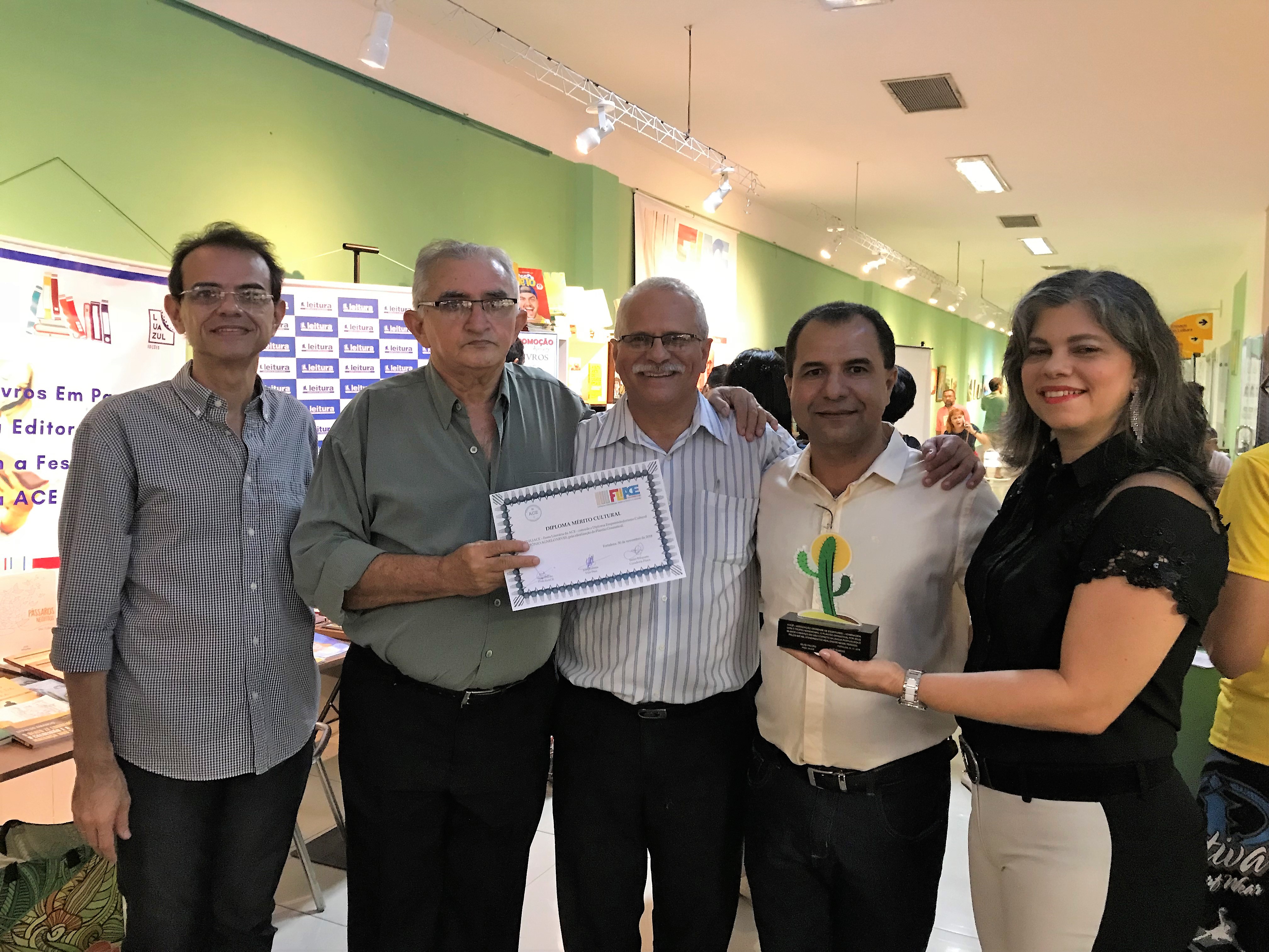 Plantão Gramatical recebe Troféu Mandacaru