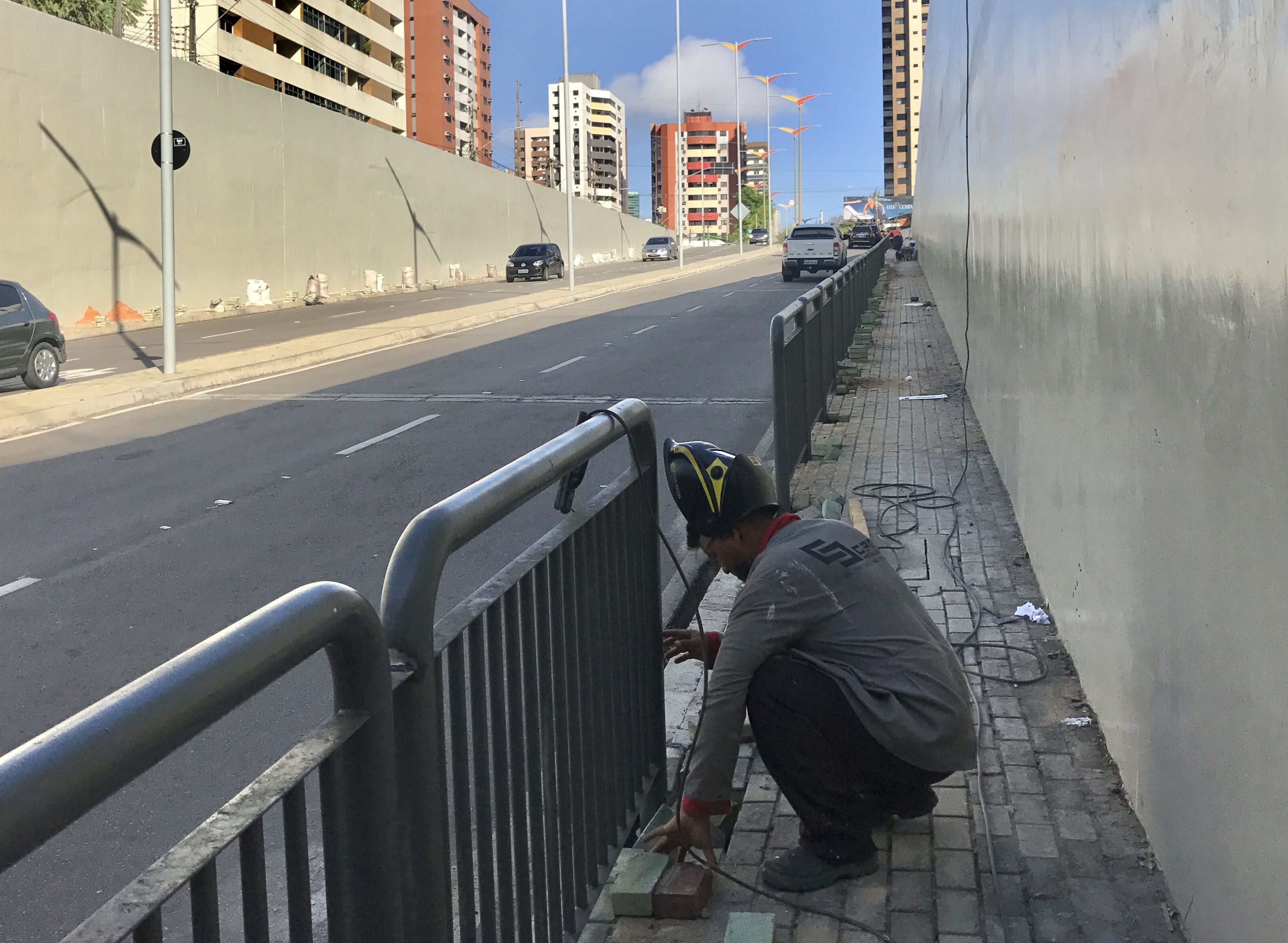 Um lado do túnel já recebeu o guarda-corpo