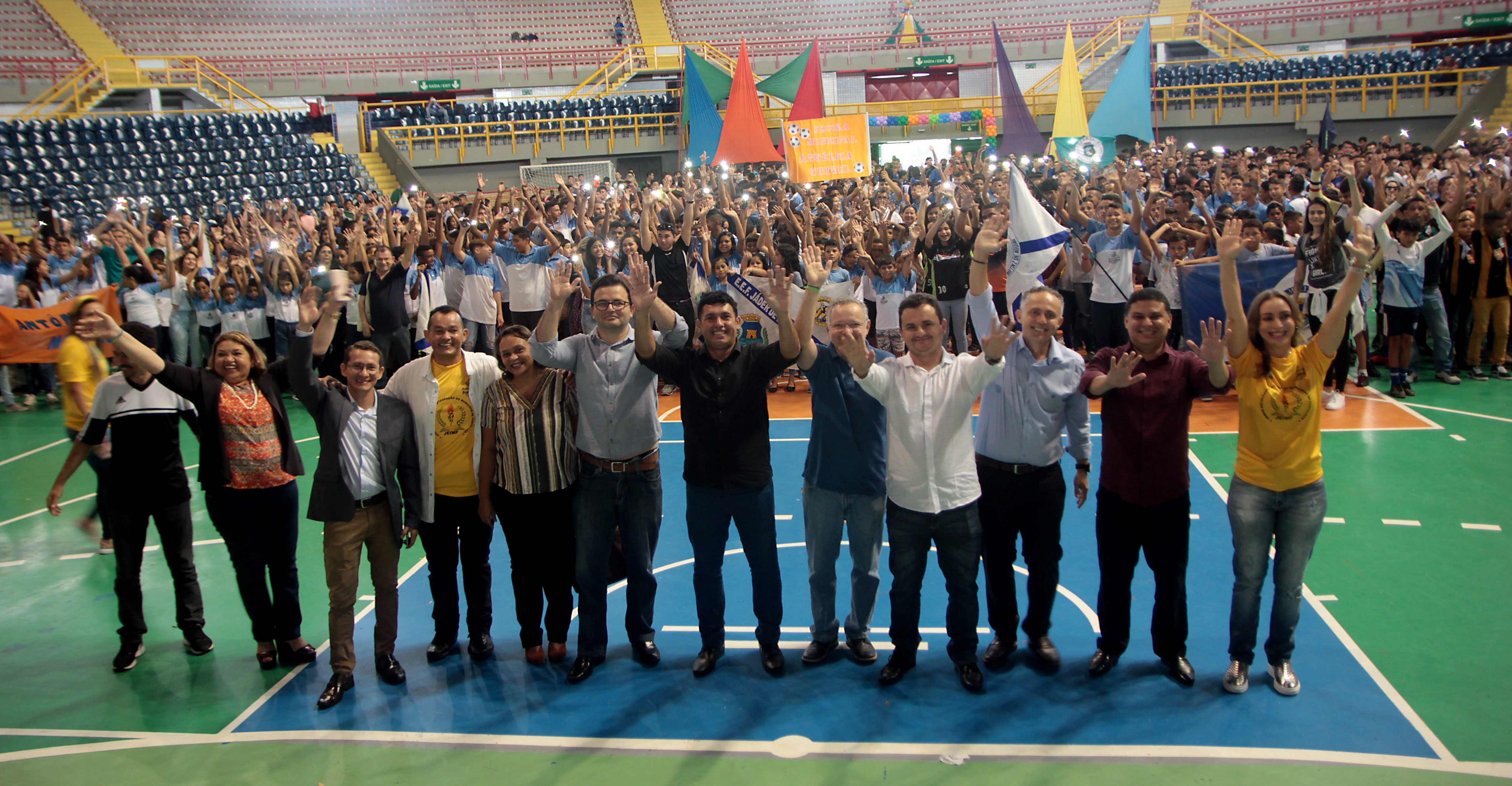 Imagem dos alunos celebrando a abertura dos jogos escolares