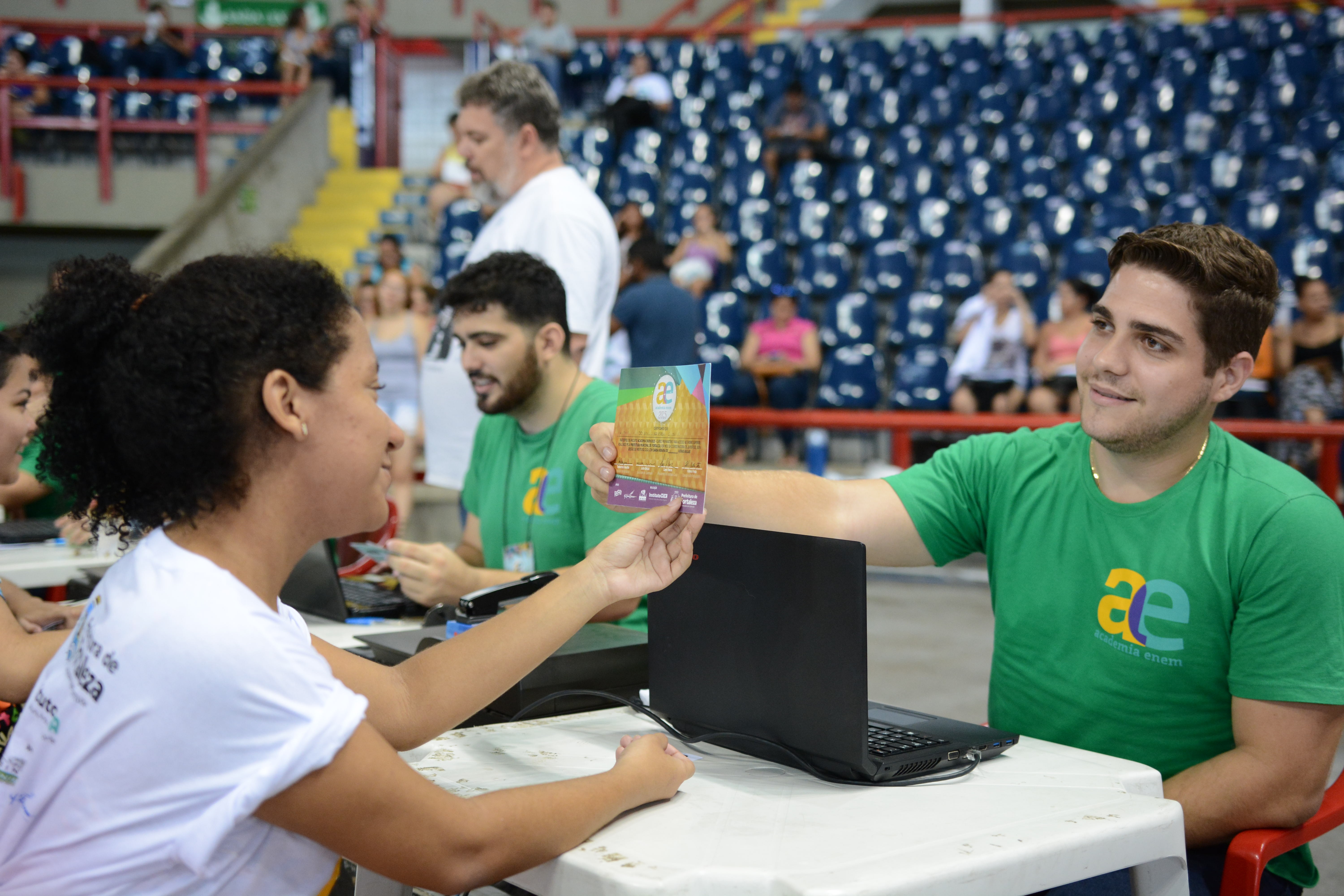 Aluna recebendo certificado do Academia Enem