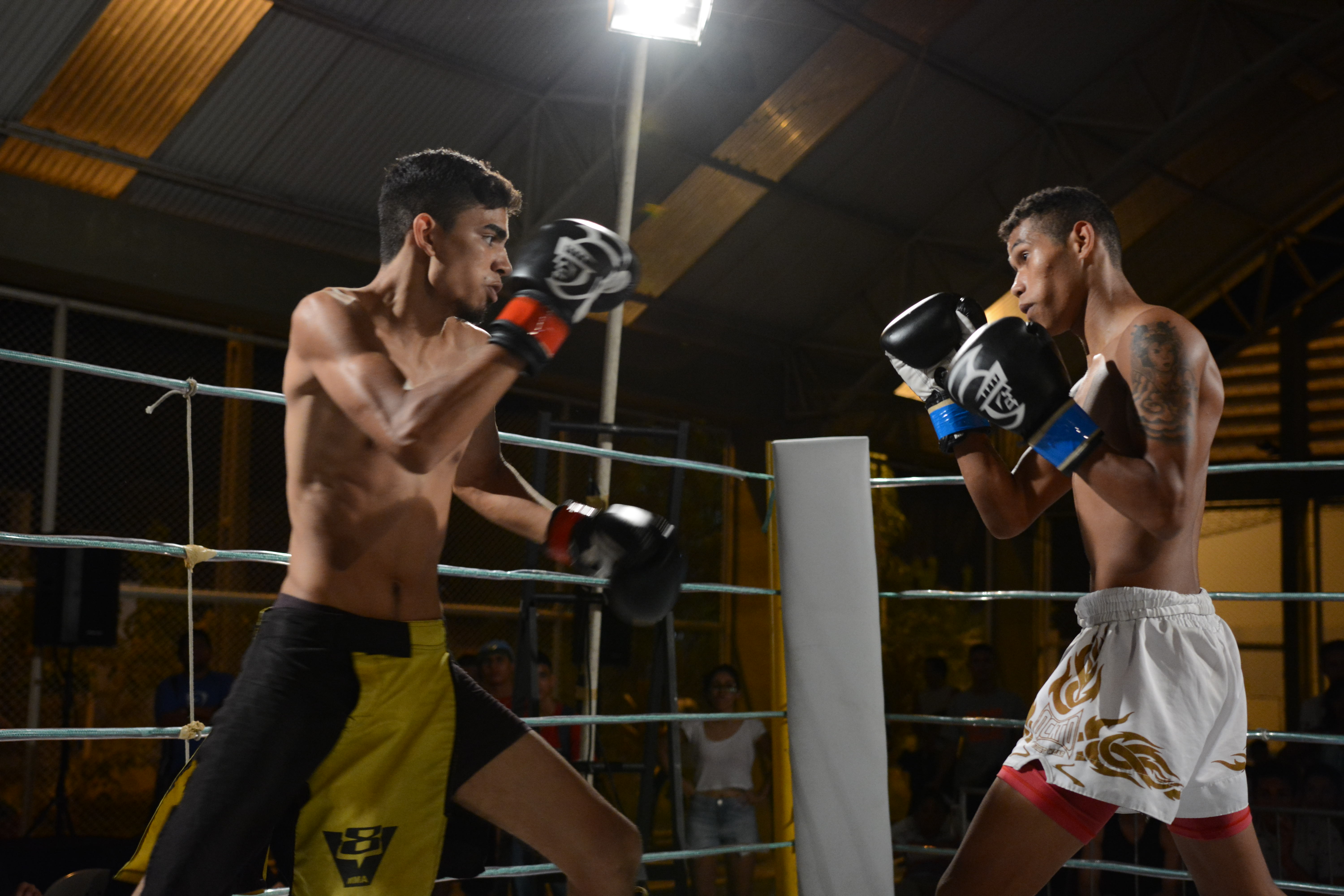 Alunos da Rede Cuca lutando Muay Thai