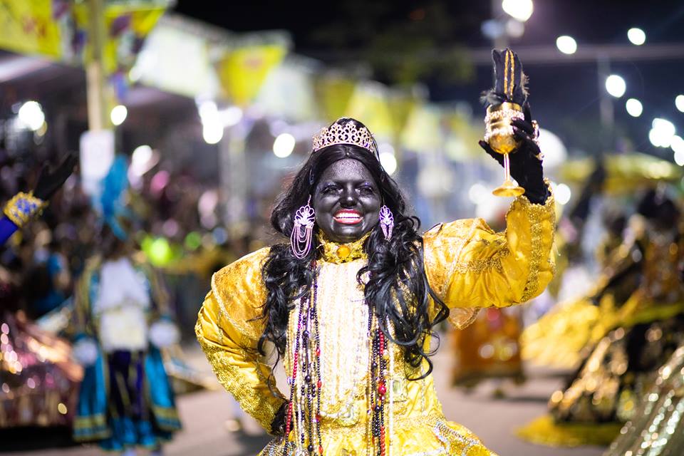 Jovem Performa em cortejo de Maracatu Vozes da África