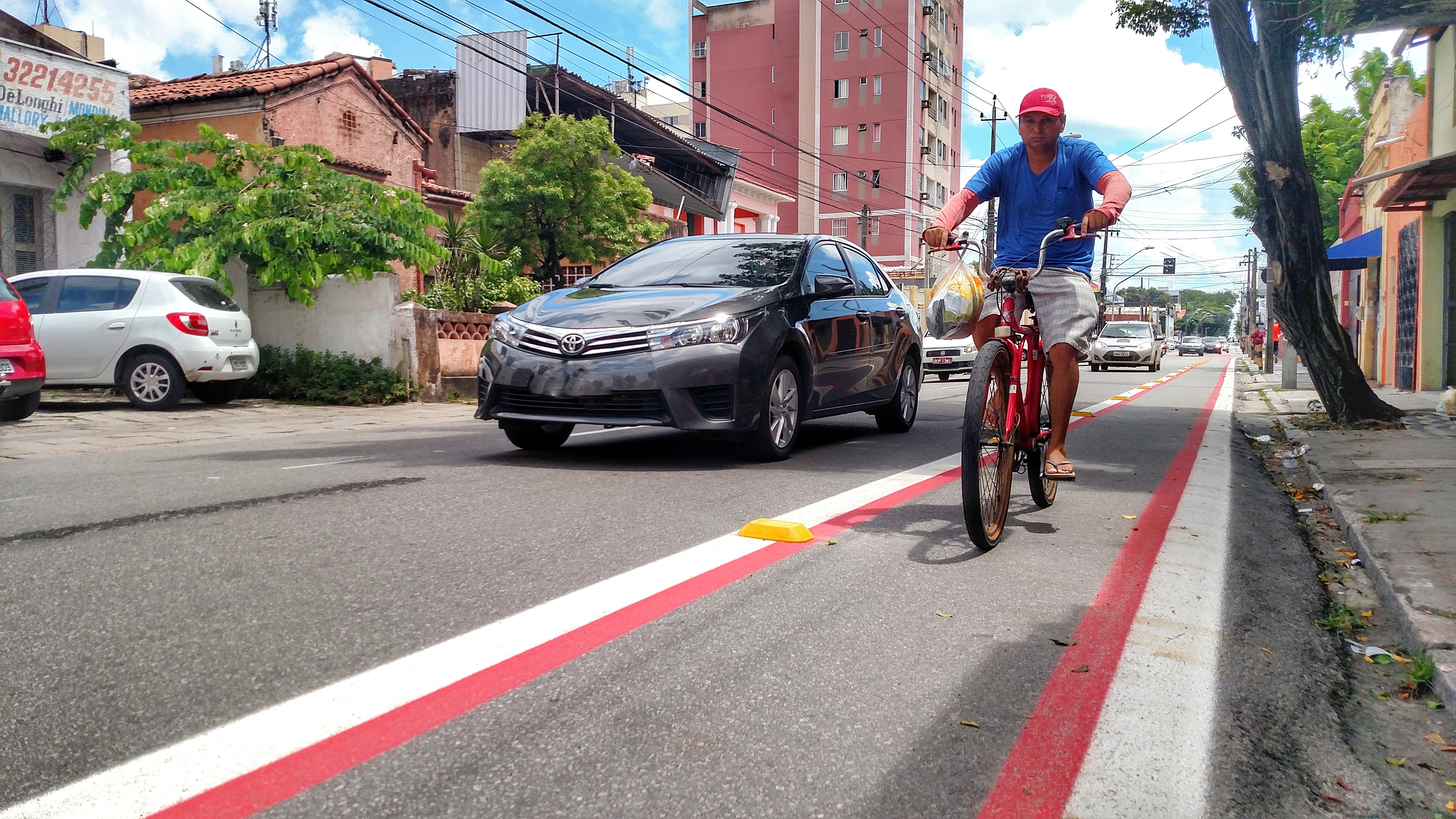 ciclista na ciclofaixa da rua senador pompeu