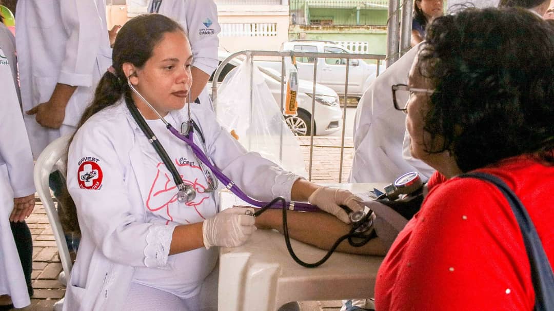 Mulher afere pressão 