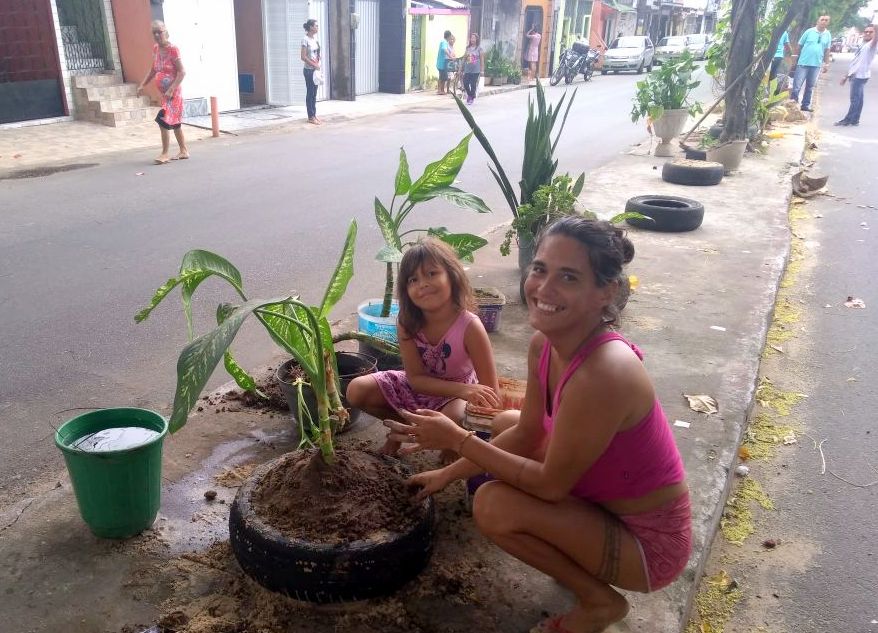 A atividade integra as ações do Projeto Abrace Seu Jardim, que promove cidadania, limpeza e requalificação de canteiros centrais.