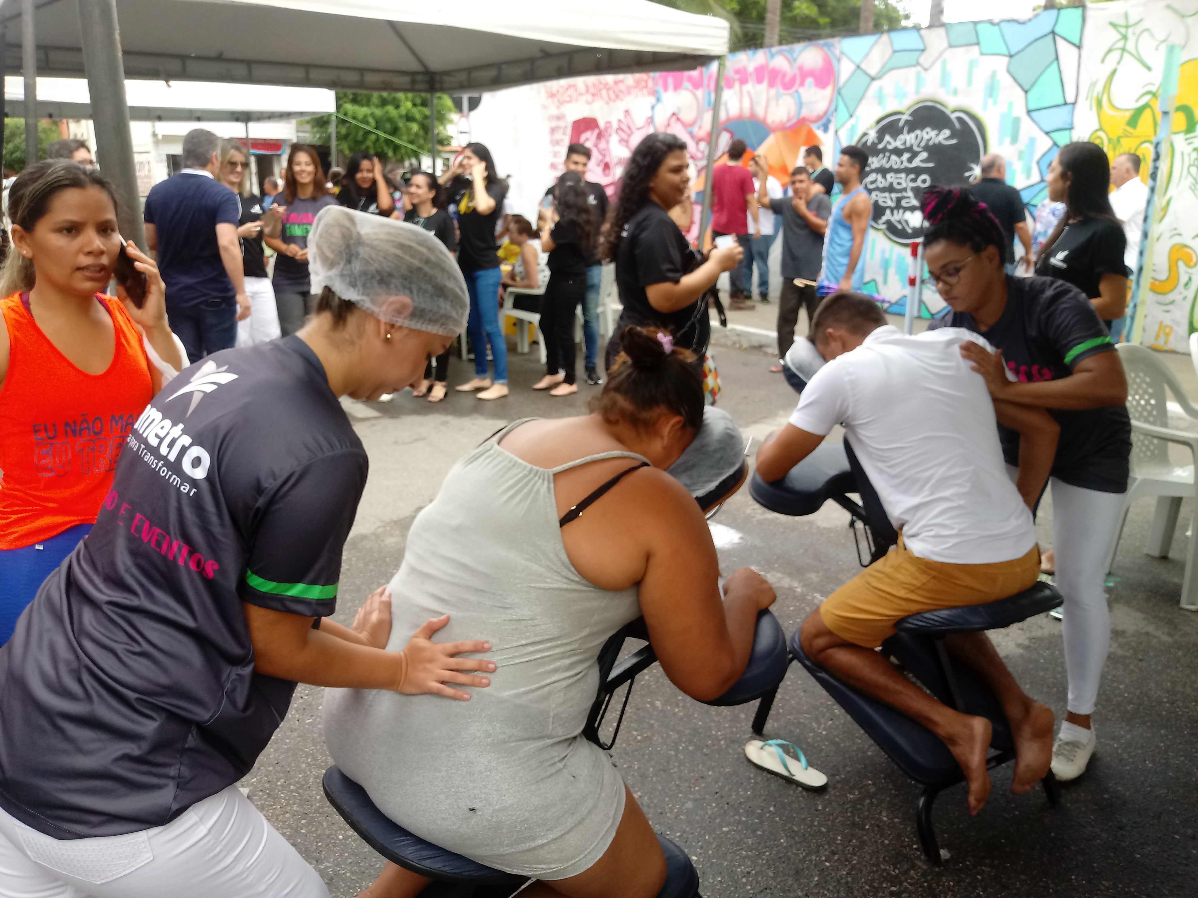 Entre os serviços oferecidos pelo +Bairros temos aplicação de massoterapia.