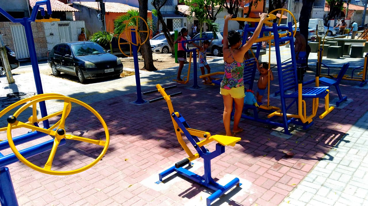 A Praça recebeu novos equipamentos da Academia ao Ar Livre.