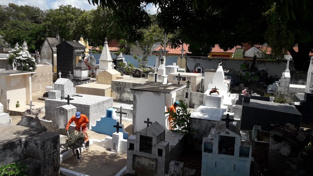 Operação de limpeza no Cemitério da Messejana.