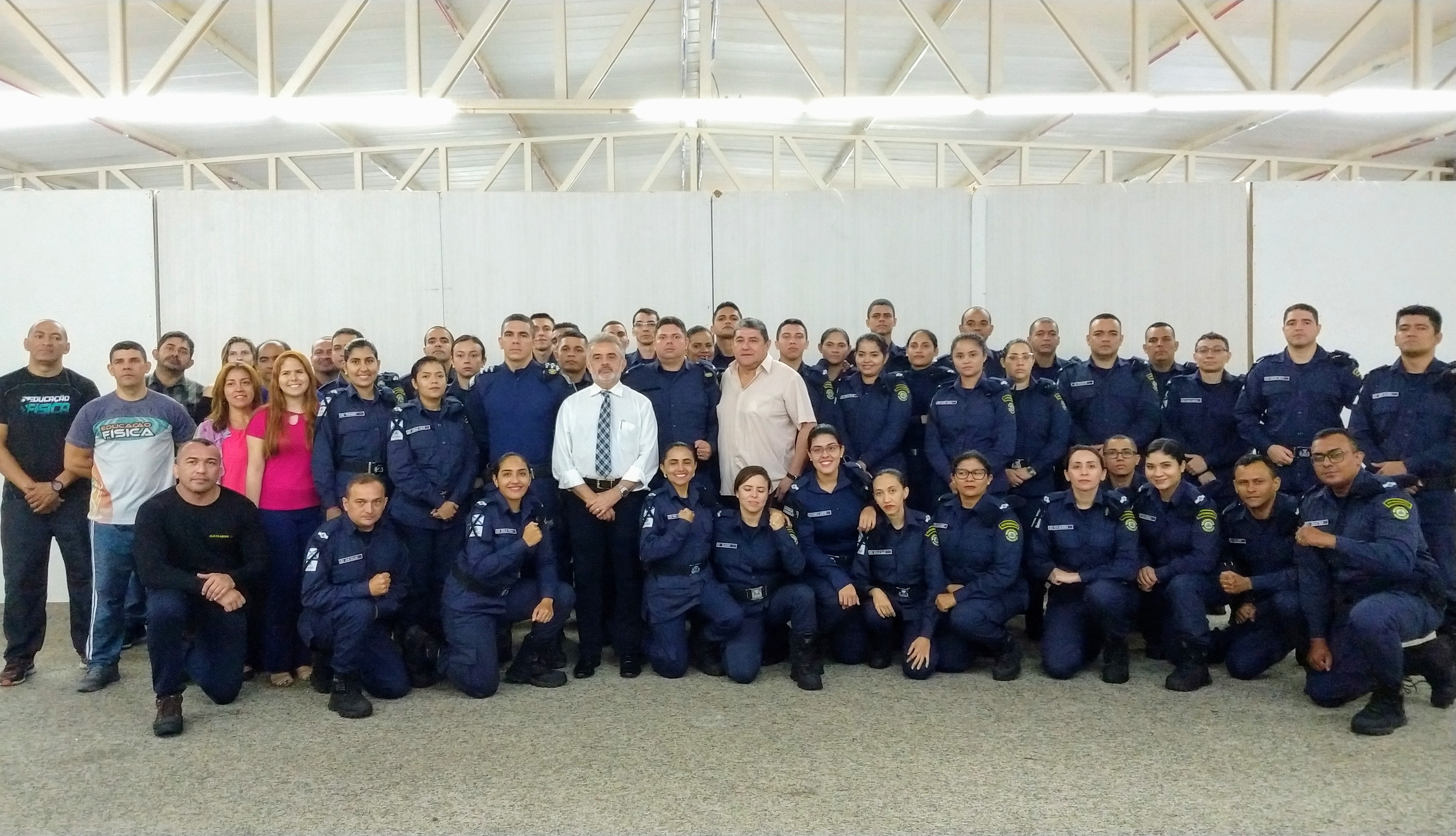 Turma de novos guardas municipais em curso de formação posando para foto 