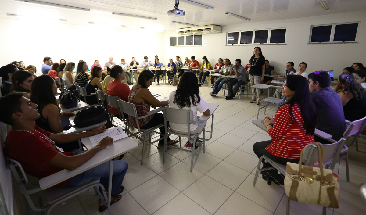 Participantes da Pré-Conferência discutindo eixo temático