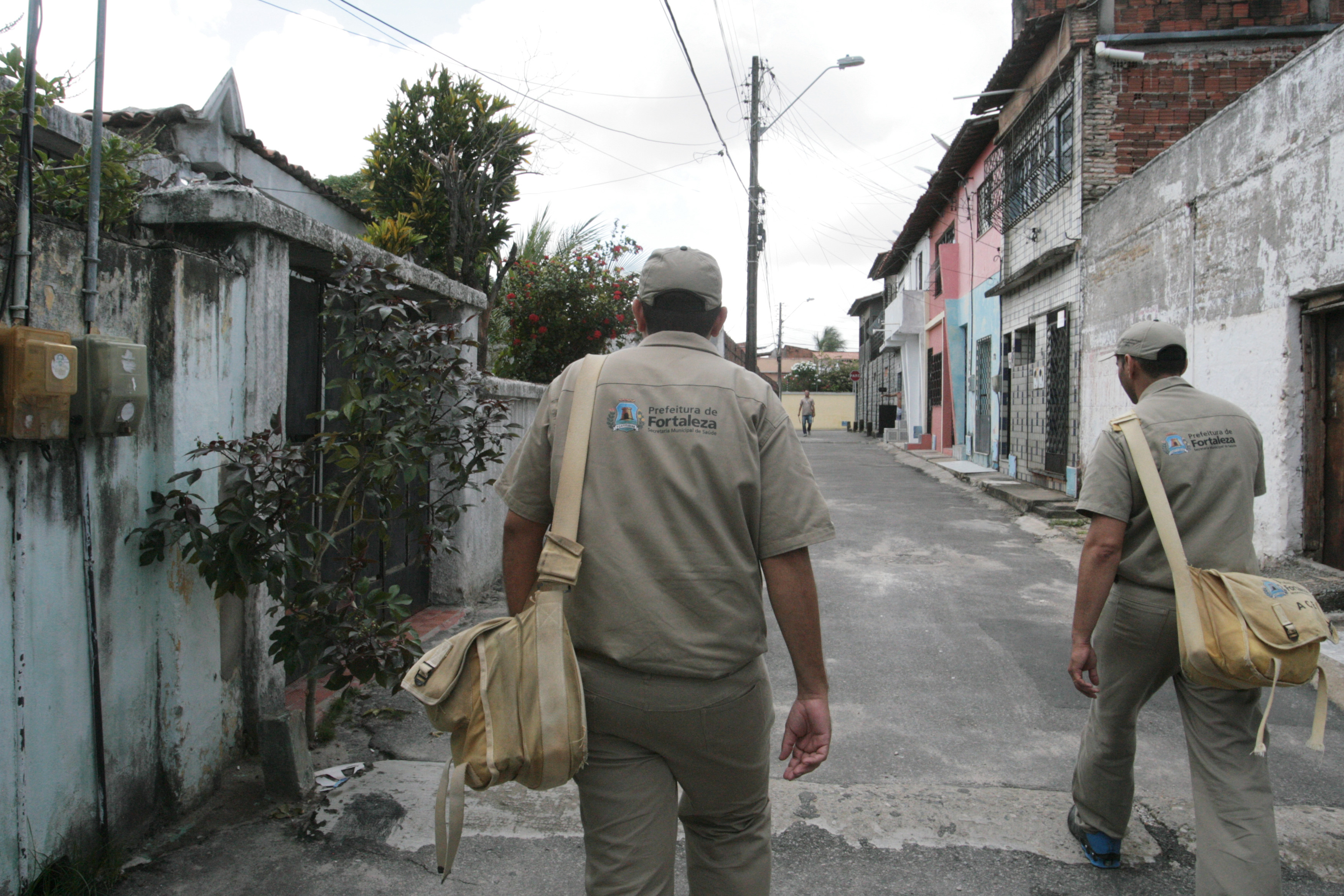 Agentes visitando imóveis.