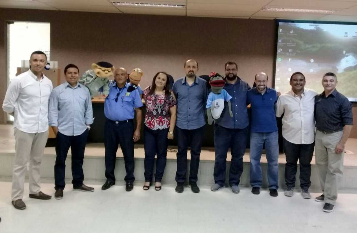 Alguns bonecos do teatro de fantoches foram levados durante a apresentação