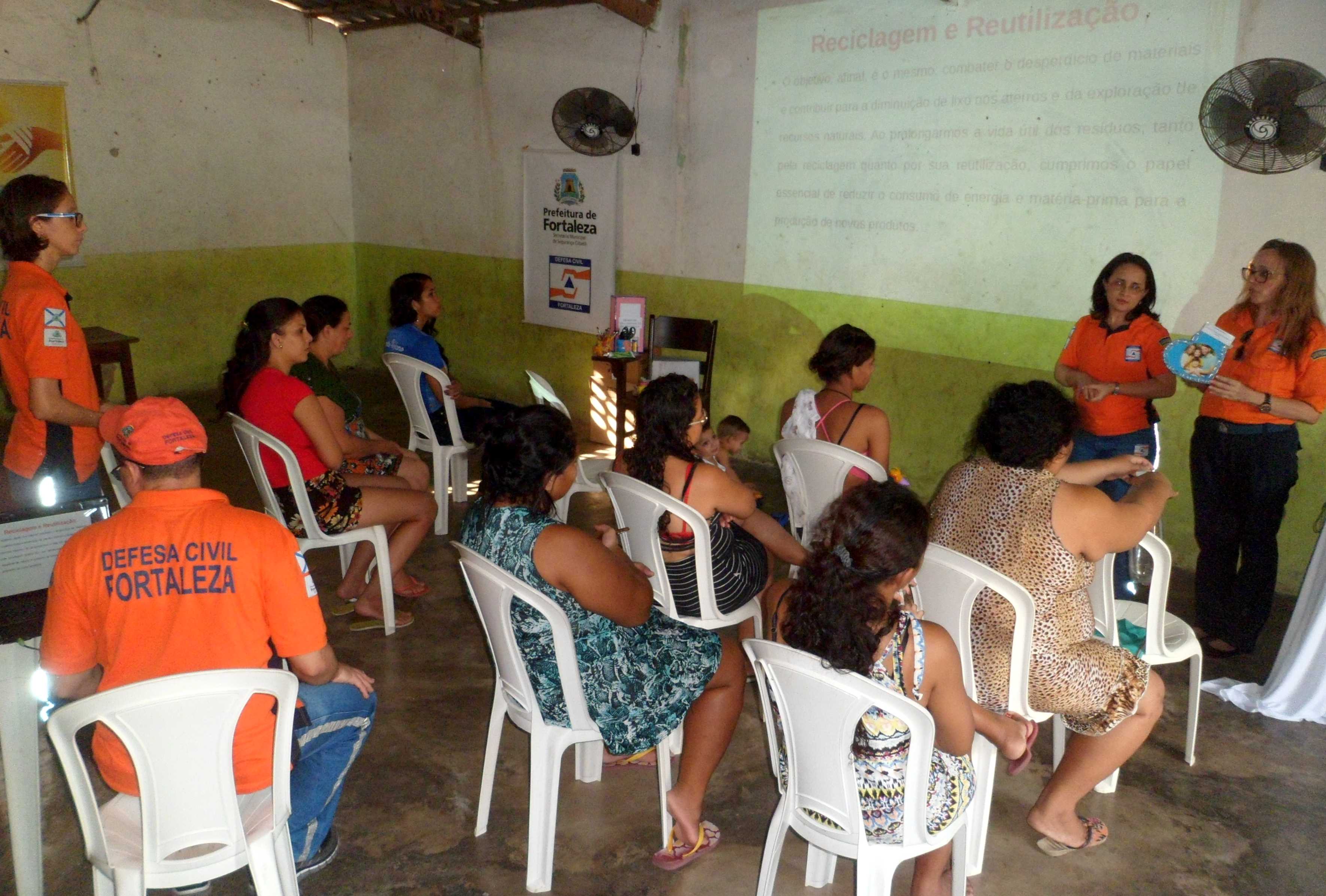 Agentes de Defesa Civil conversando com populares