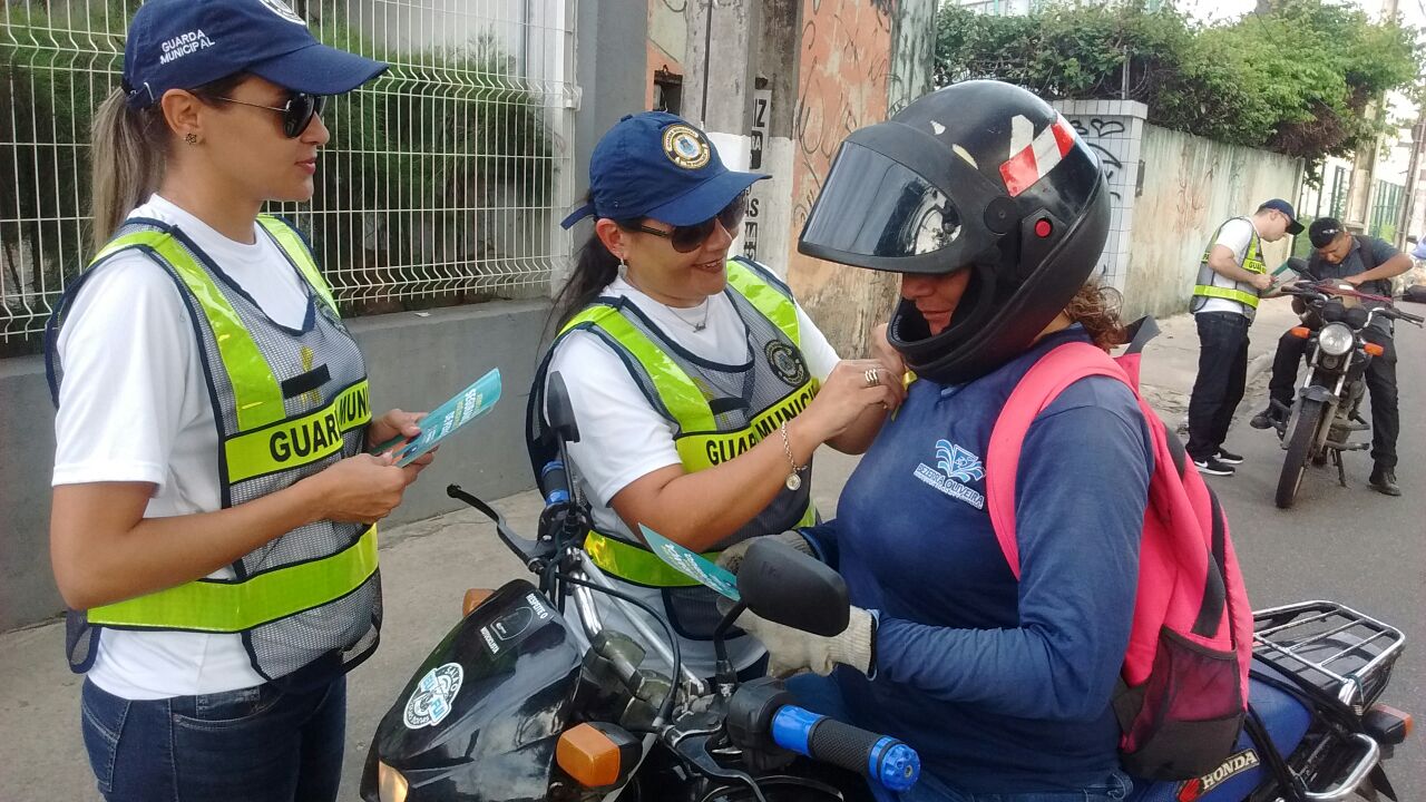 As guardas fixam o laço amarelo nos condutores