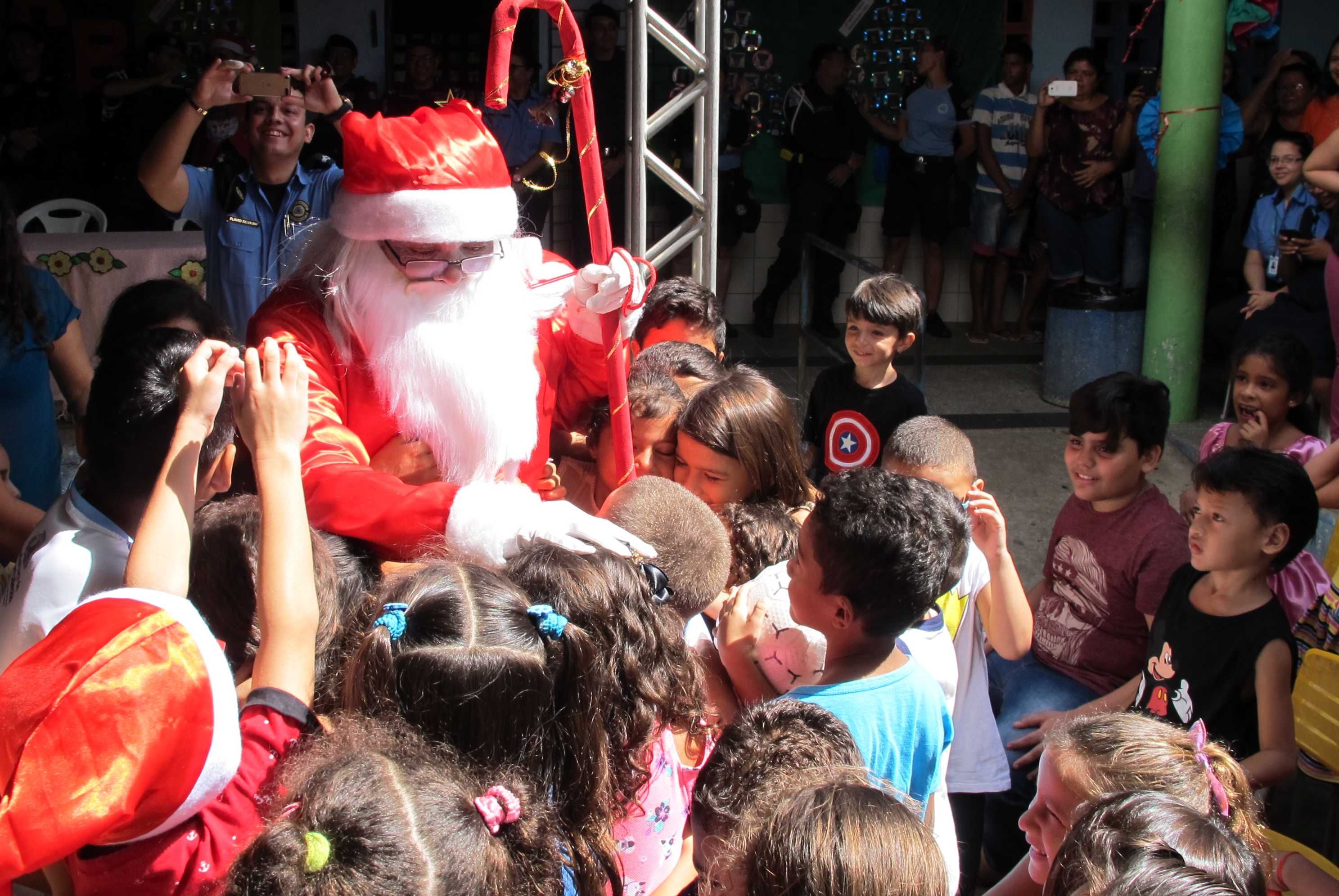 As crianças se emocionaram com a chegada do Papai Noel