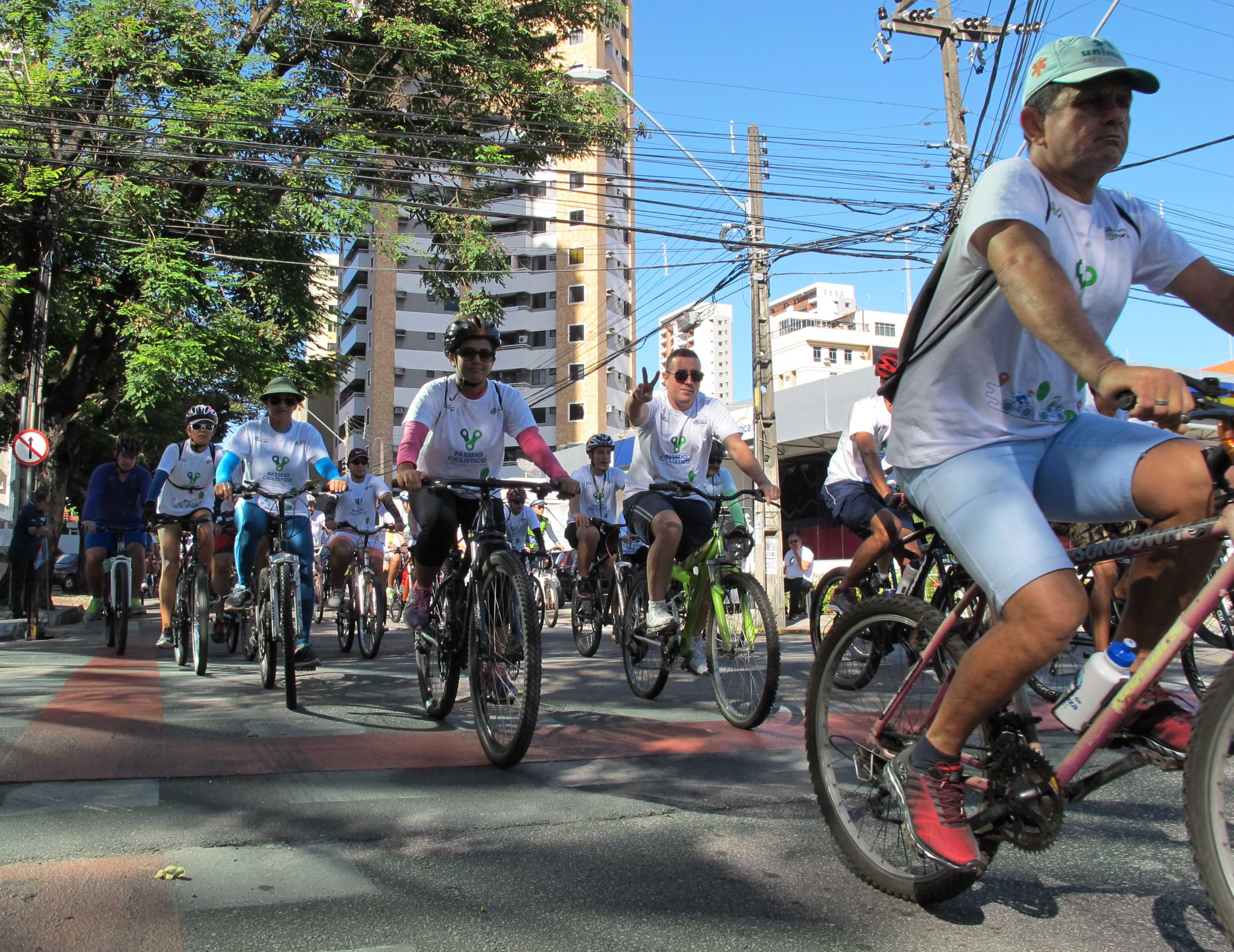 Participantes cruzam as principais via do bairro Aldeota