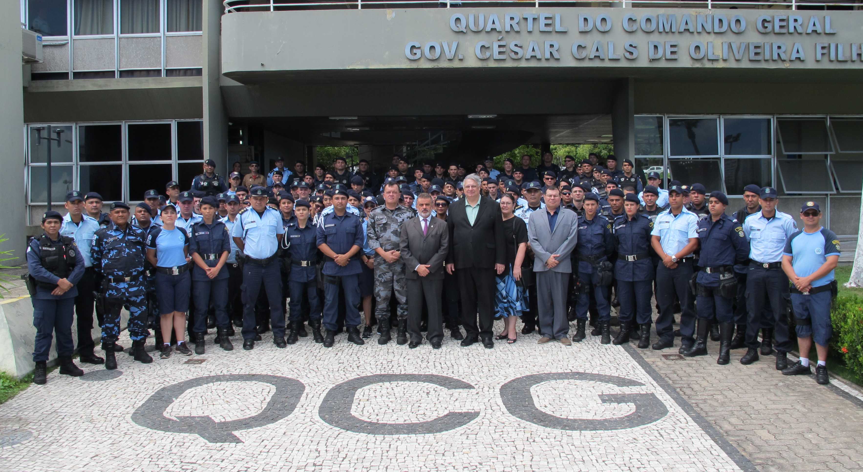 Guardas e policiais posam na frente do Comando Geral da PM