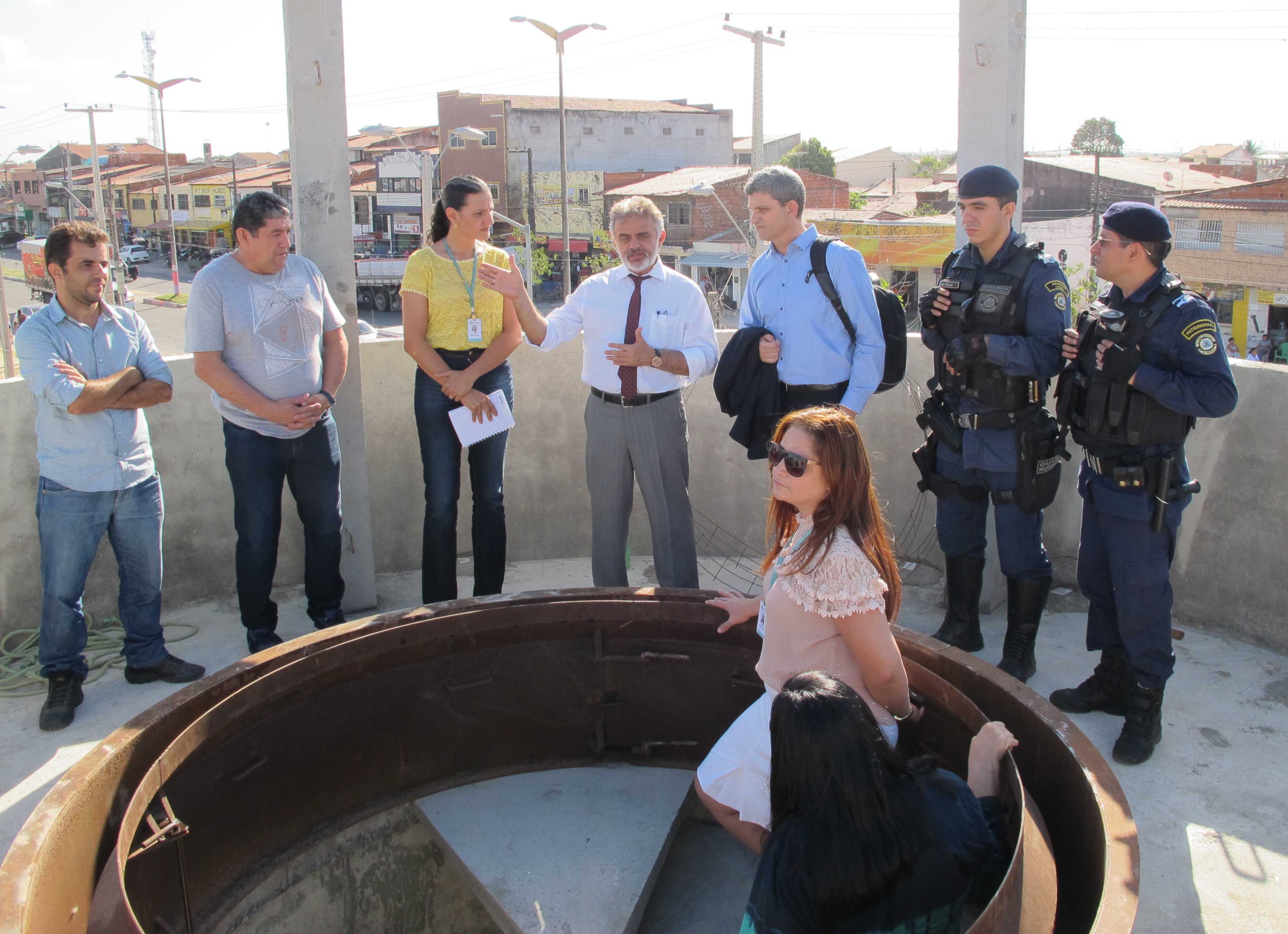 Todos foram no topo da torre onde será montada a central de monitoramento