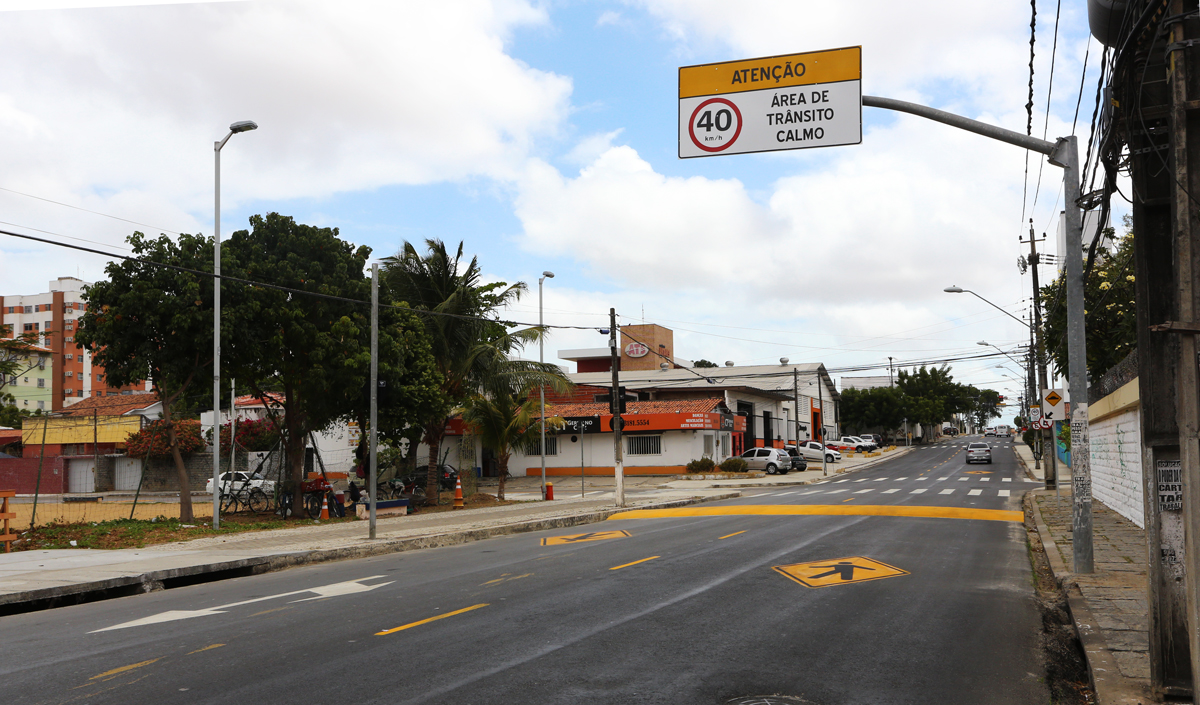 Via com Sinalização de Limite de Velocidade