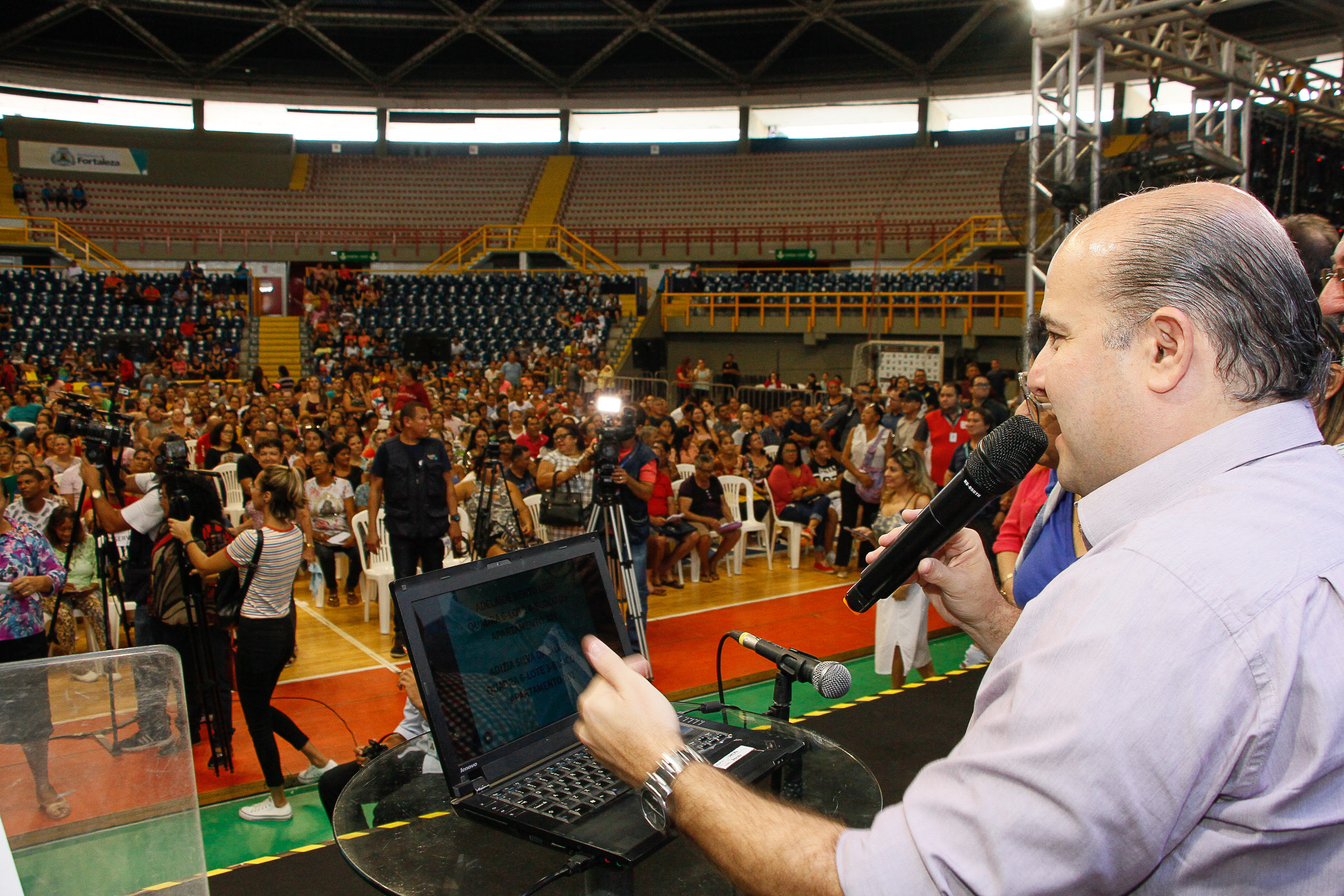 prefeito roberto cláudio discursa em um palco