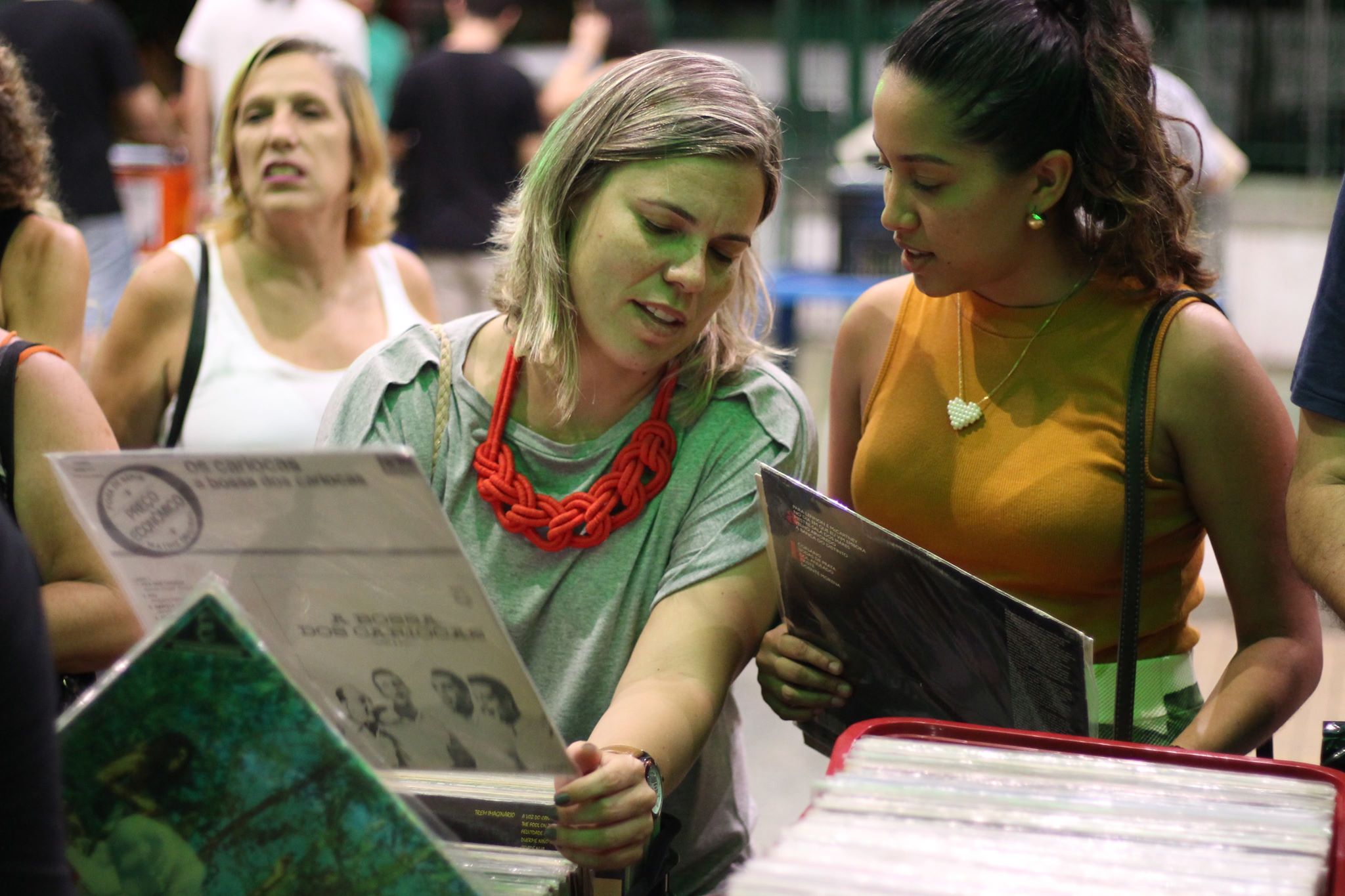 Visitantes da Feira Afins de Vitrola escolhem discos de vinil no Mercado dos Pinhões