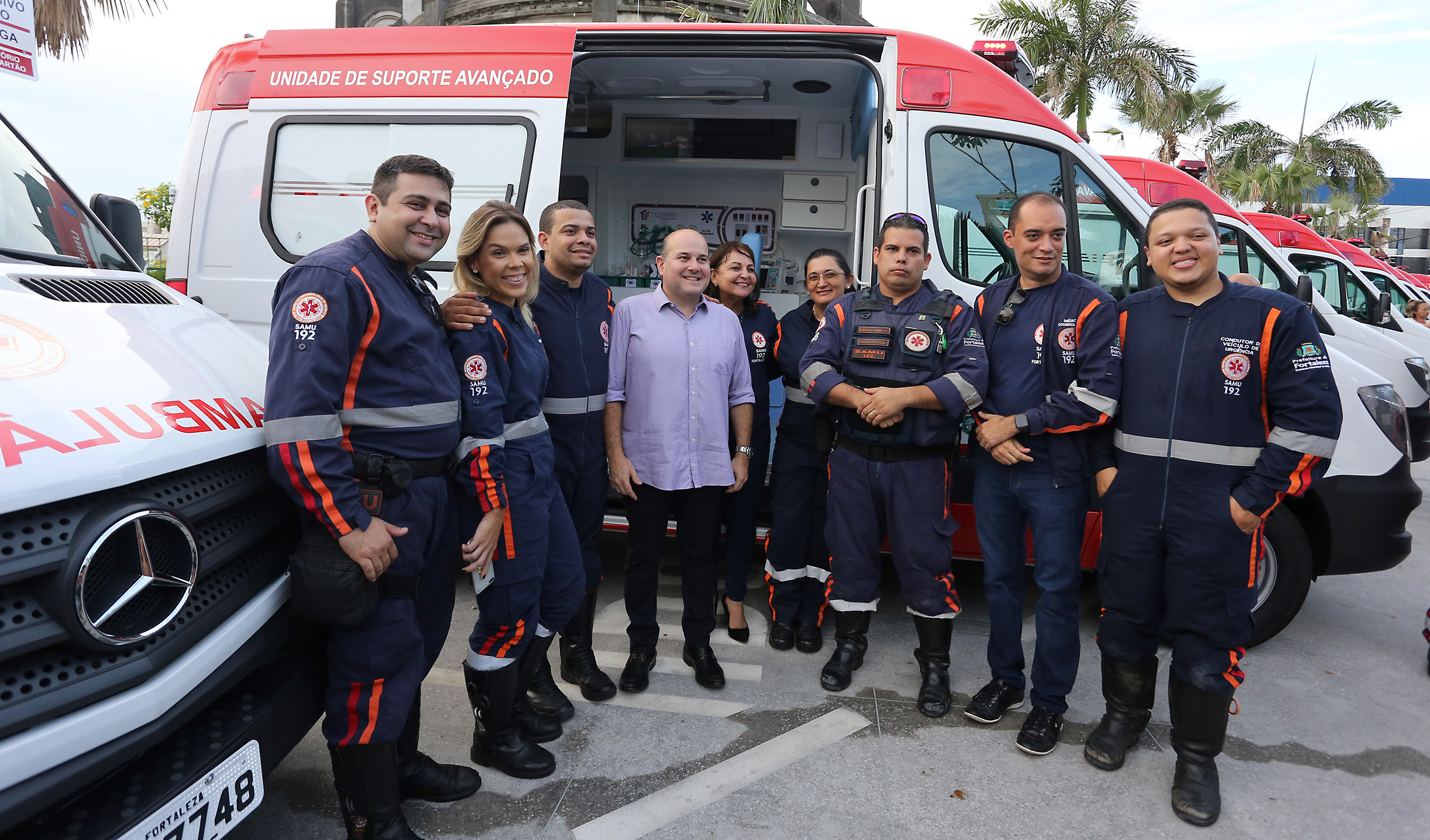 prefeito roberto cláudio com médicos do samu