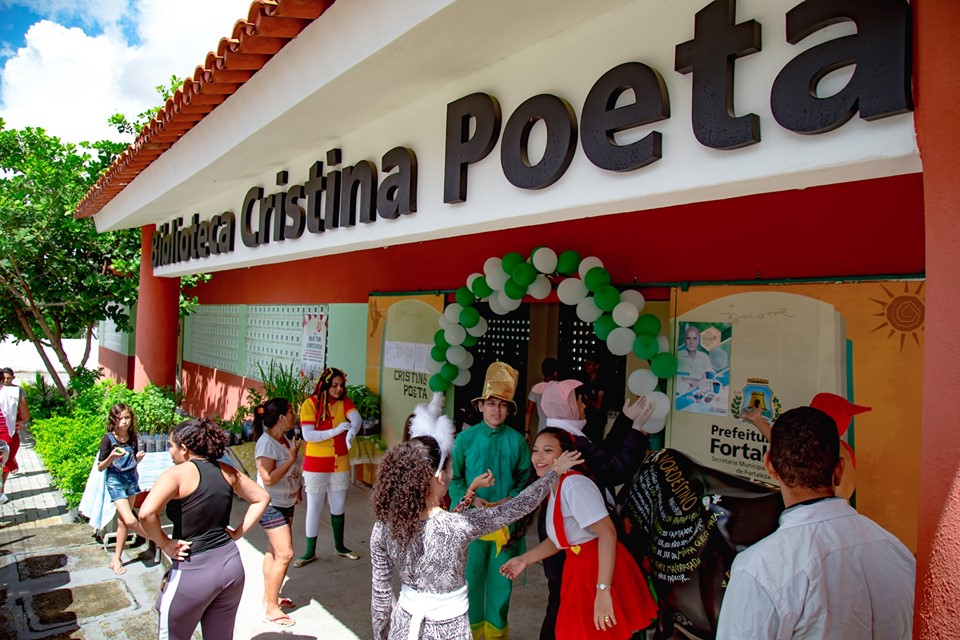 Fachada da biblioteca cristina poeta