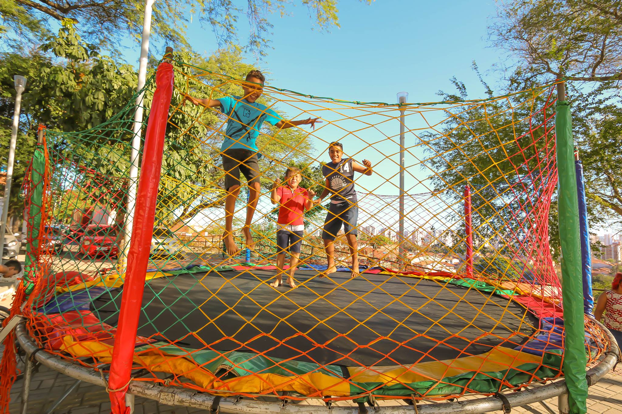 Crianças brincando na cama elástica do projeto bom de fortaleza