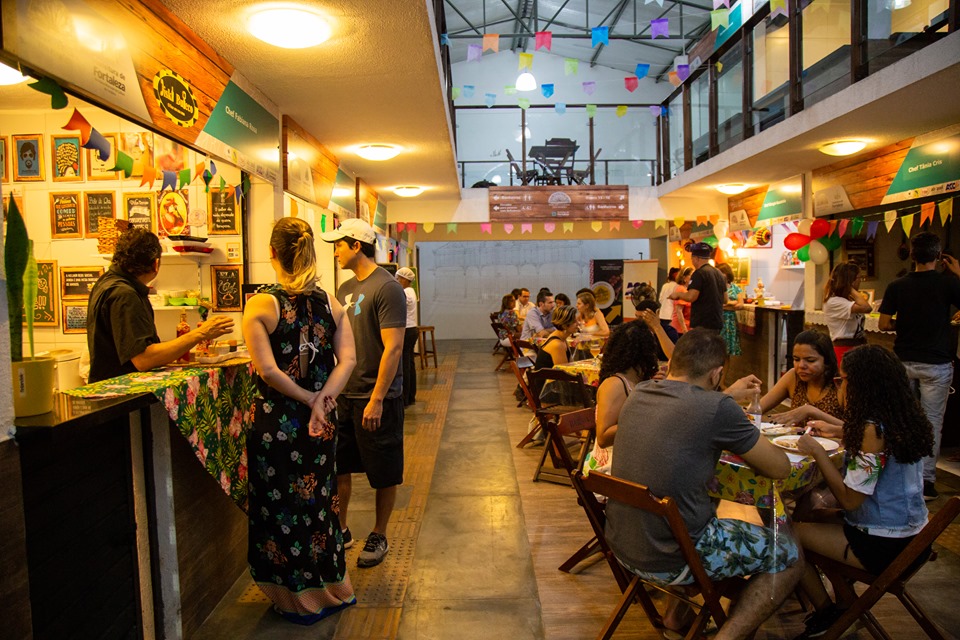 Clientes no Mercado Cultural dos Pinhões