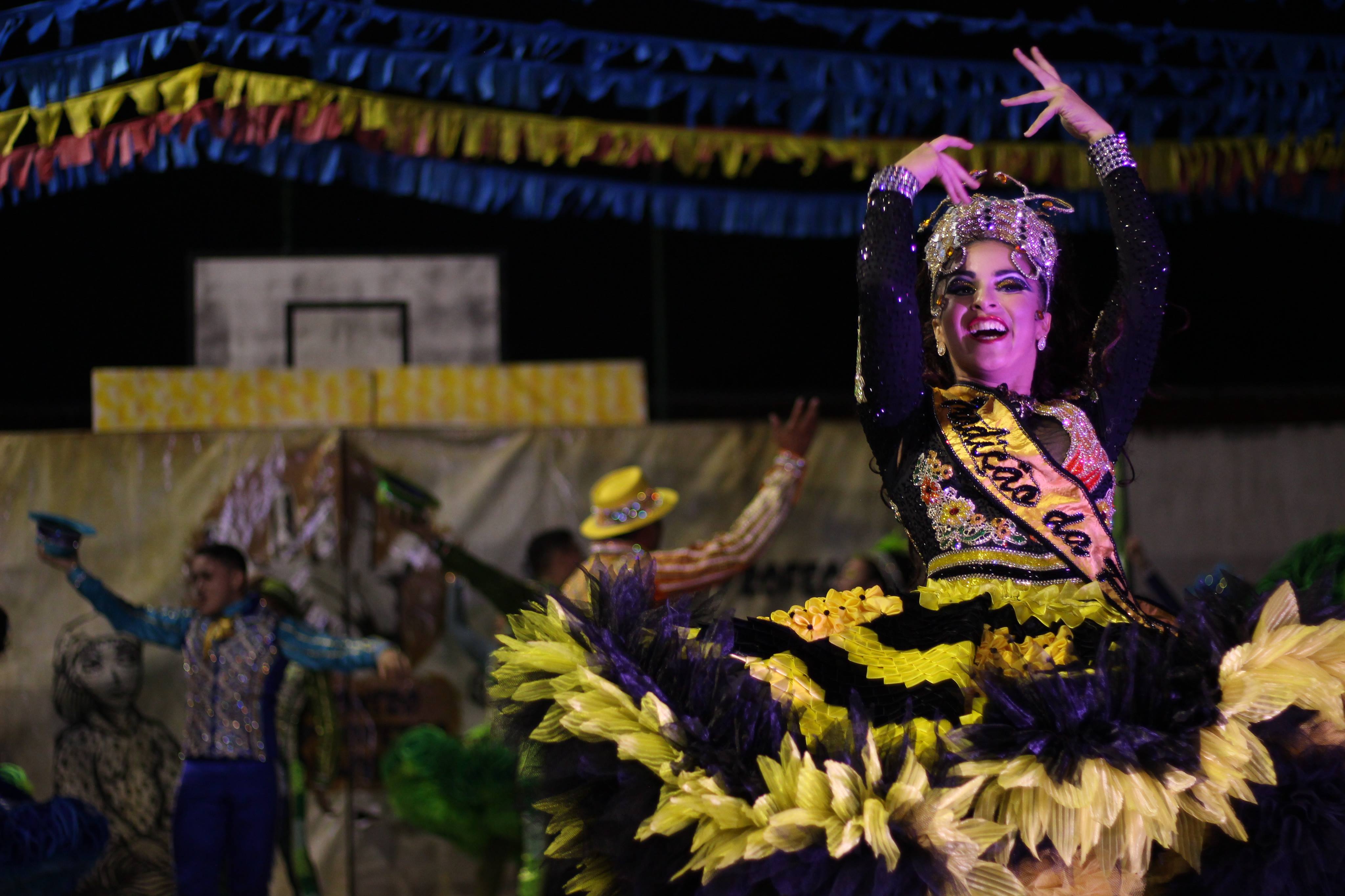 Bailarina dança em quadrilha junina