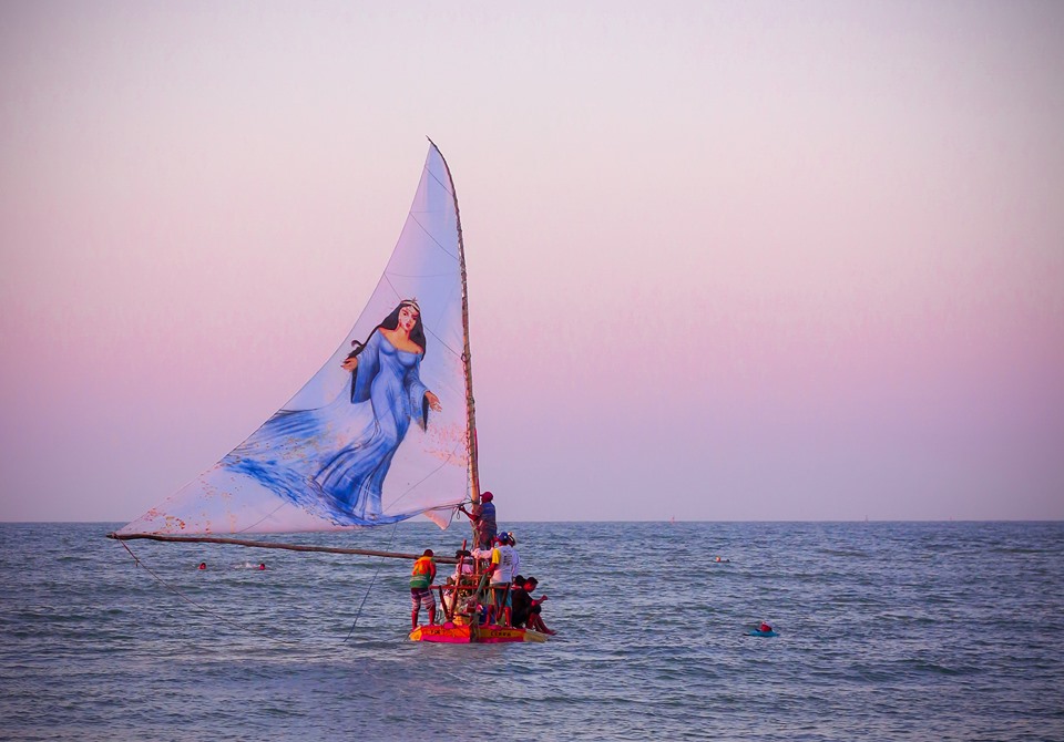 Jangada no Mar durante Festa de Iemanjá