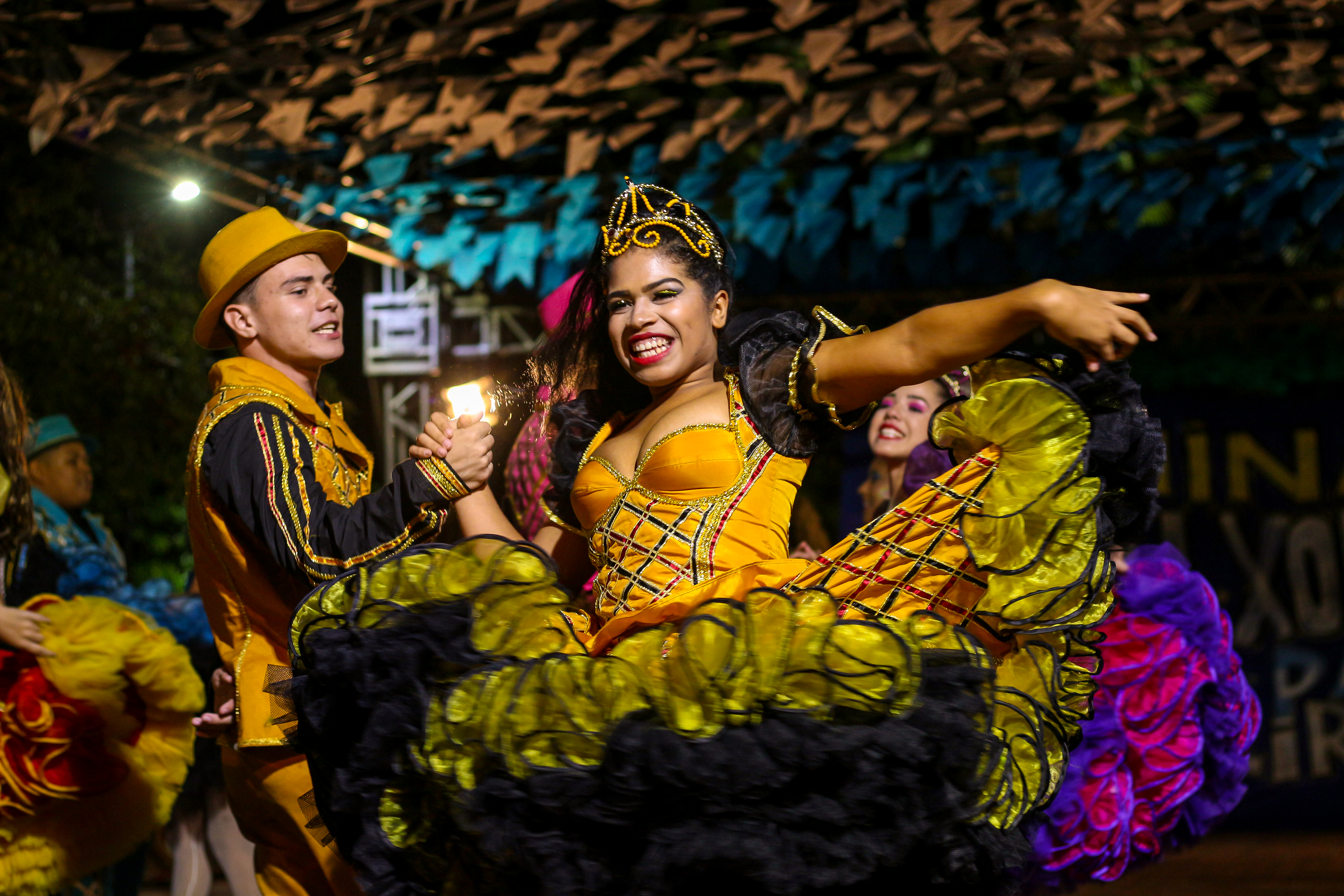 Casal dança em quadrilha junina 