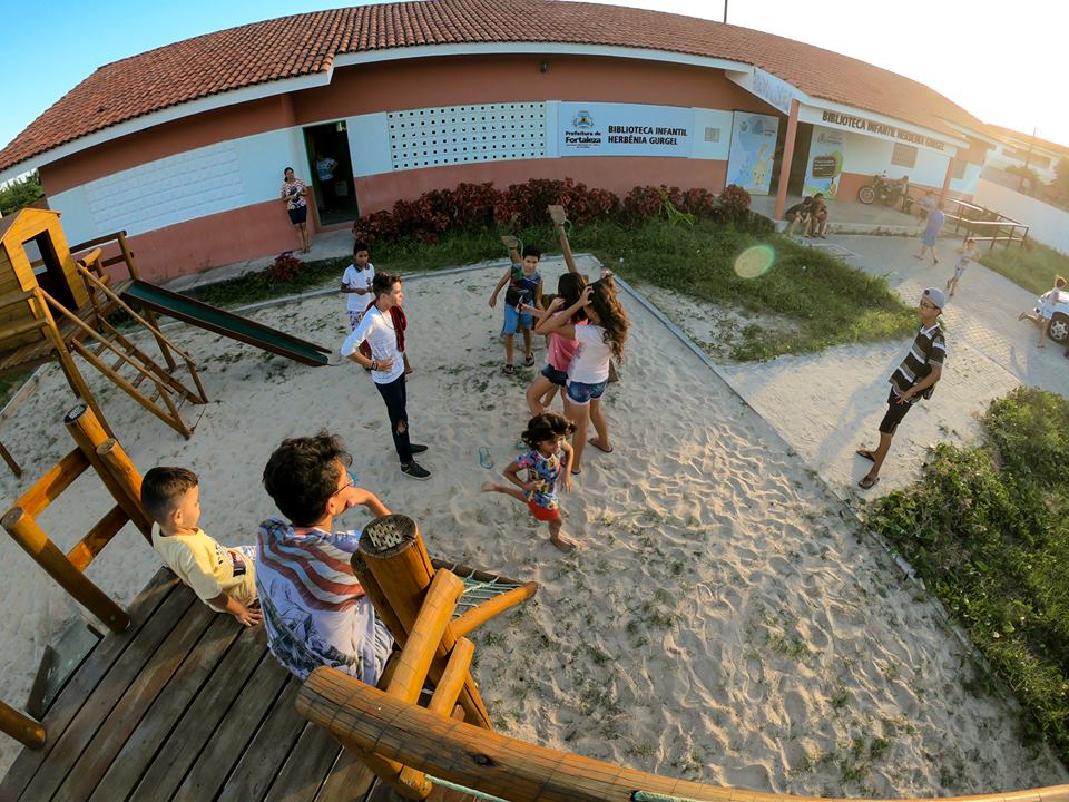 Crianças brincam no parquinho da biblioteca Herbênia Gurgel