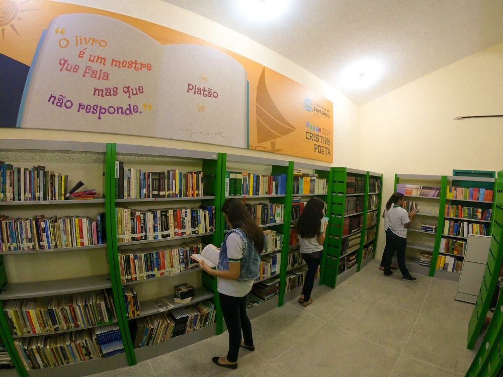 interior da biblioteca cristina poeta