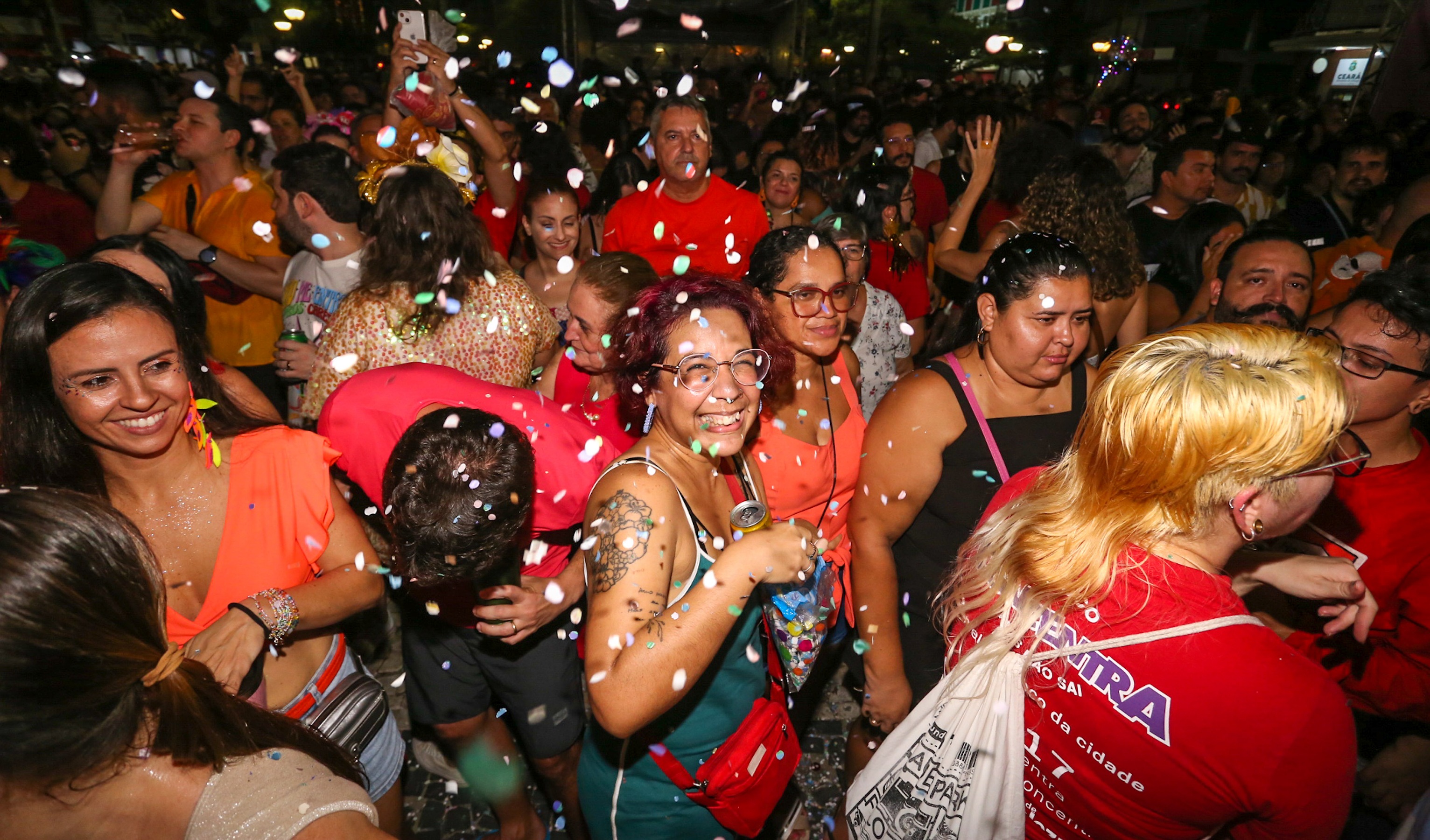 pessoas no carnaval da Praça do Ferreira